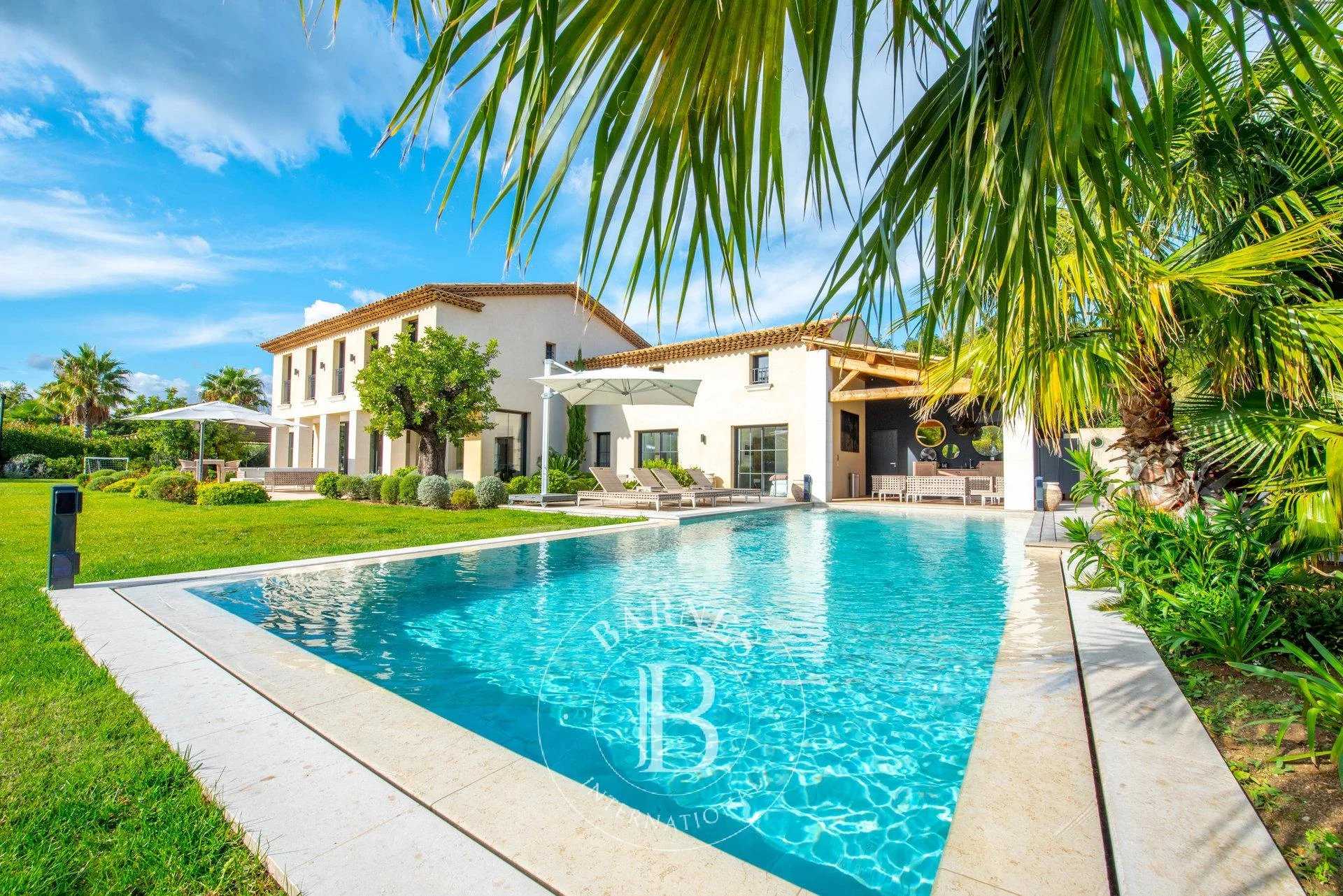SAINT-TROPEZ - 6 BEDROOM VILLA -  SWIMMING POOL & JACUZZI- NEAR THE BEACH AND THE VILLAGE picture 19