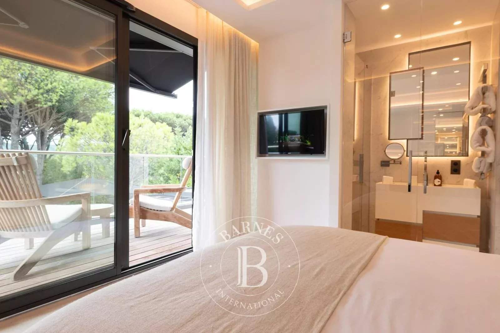 RAMATUELLE - NEW VILLA - 6 BEDROOMS + 2 STAFF - NEAR BEACH - SWIMMING POOL - GYM picture 11