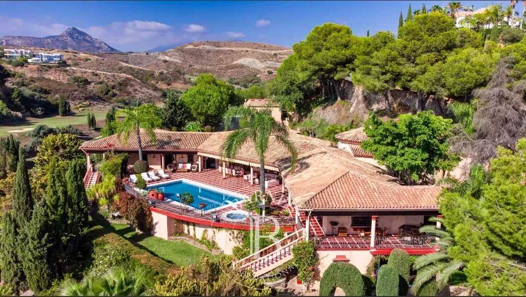 SUMPTUOUS VILLA 500 M FROM THE GOLF IN ESTEPONA picture 20