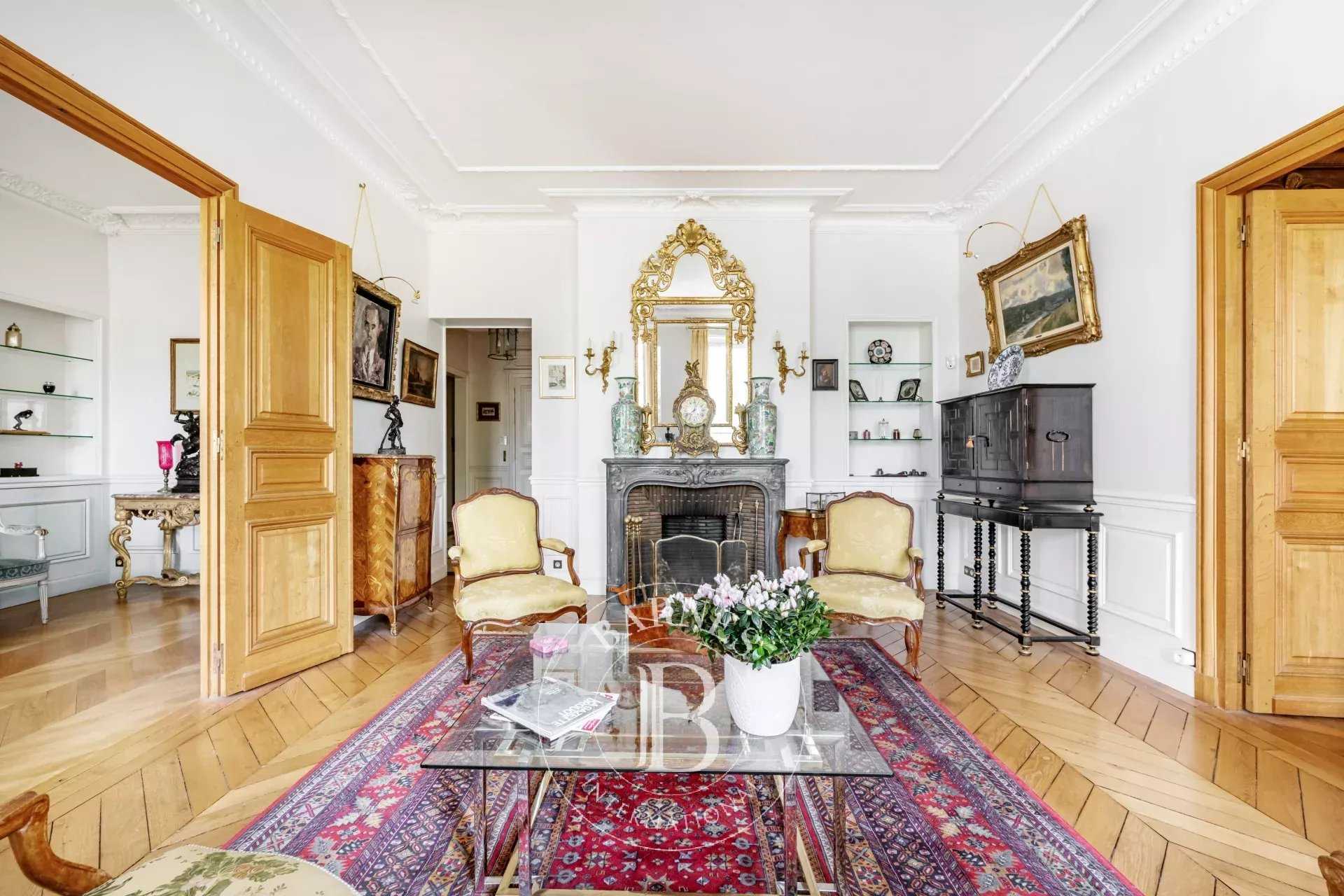 Paris  - Appartement 5 Pièces 2 Chambres