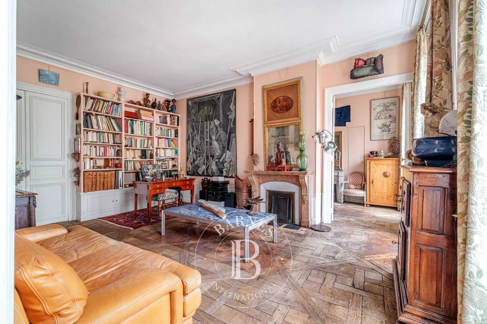 Paris  - Appartement 5 Pièces 4 Chambres