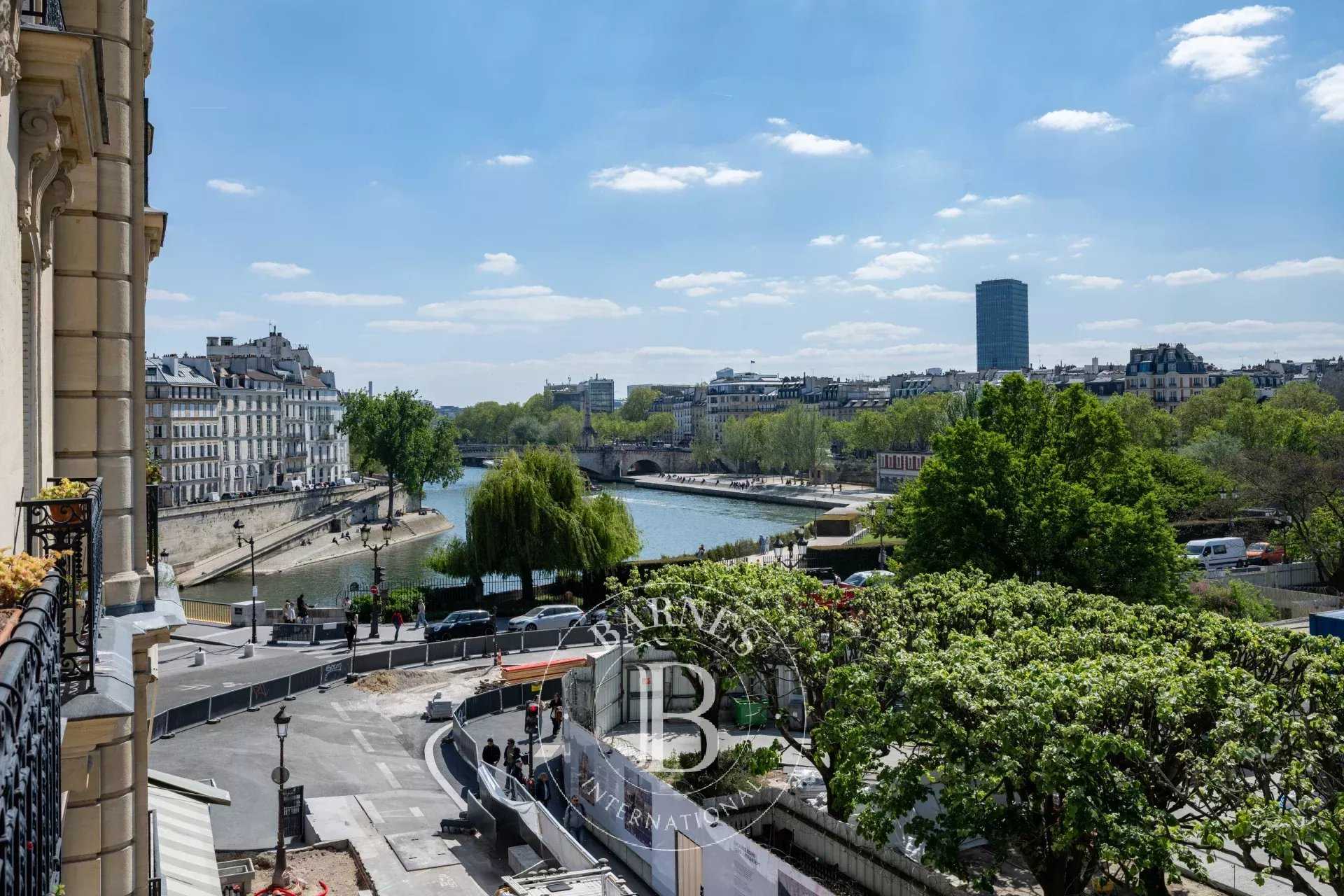 Paris  - Appartement 4 Pi&egrave;ces 3 Chambres