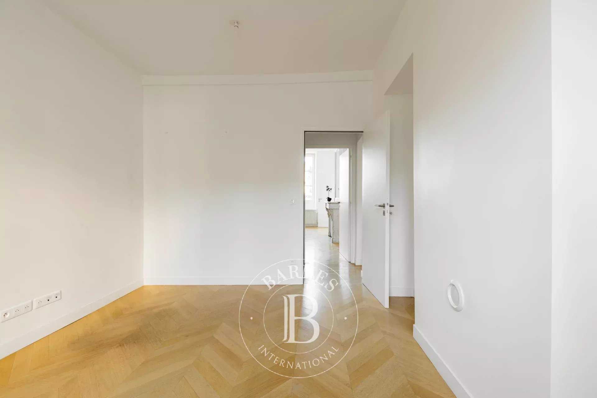 Paris  - Appartement 5 Pi&egrave;ces 3 Chambres