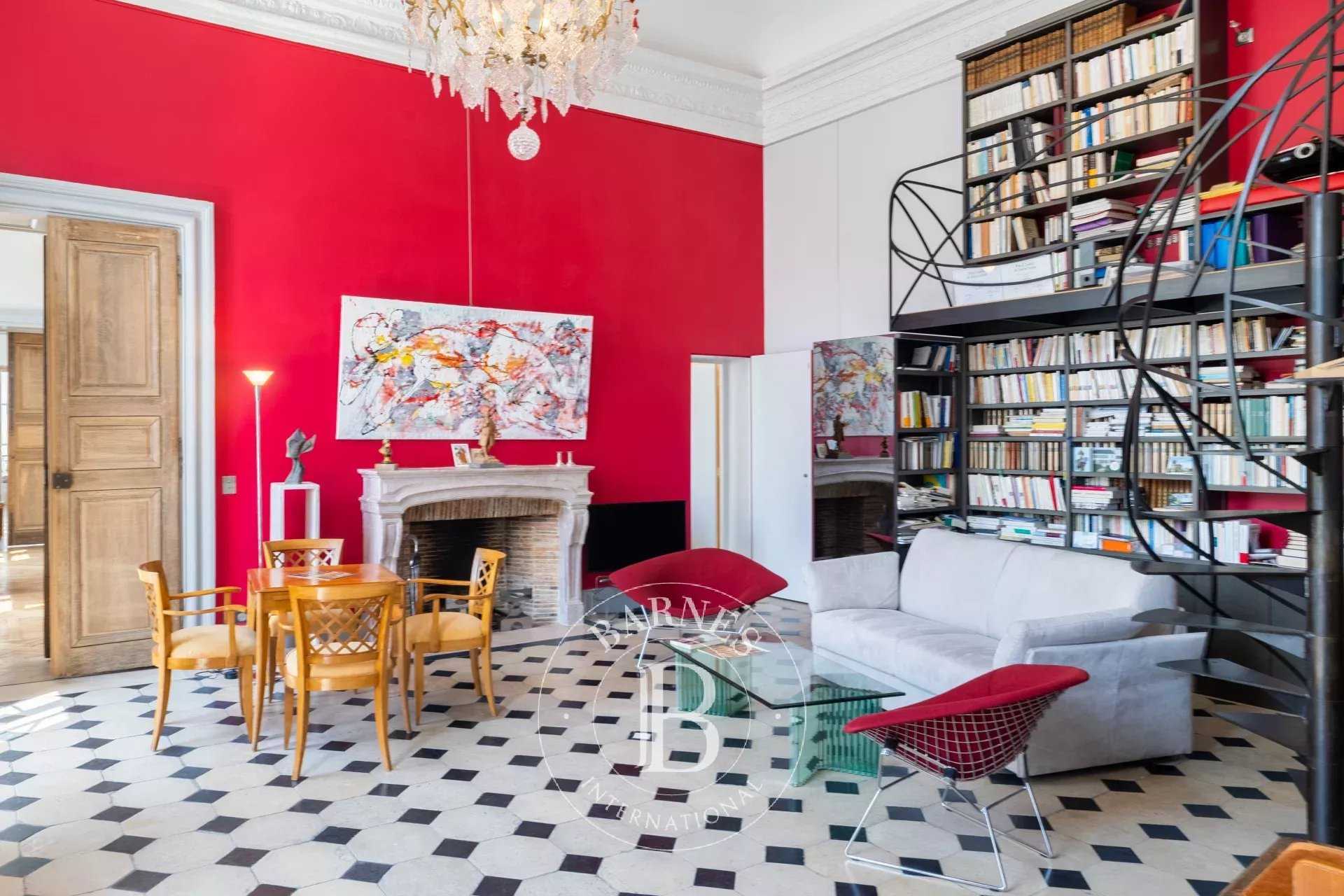 Paris  - Appartement 5 Pièces 2 Chambres