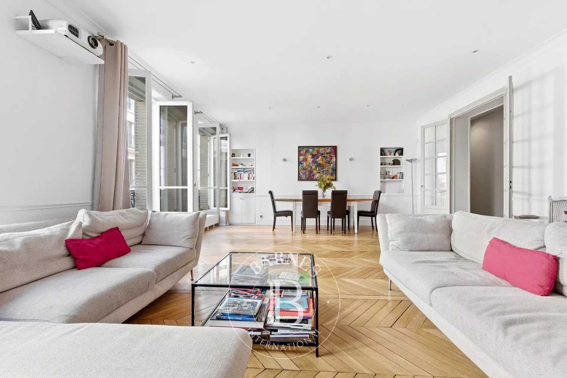 Paris  - Appartement 5 Pi&egrave;ces 4 Chambres