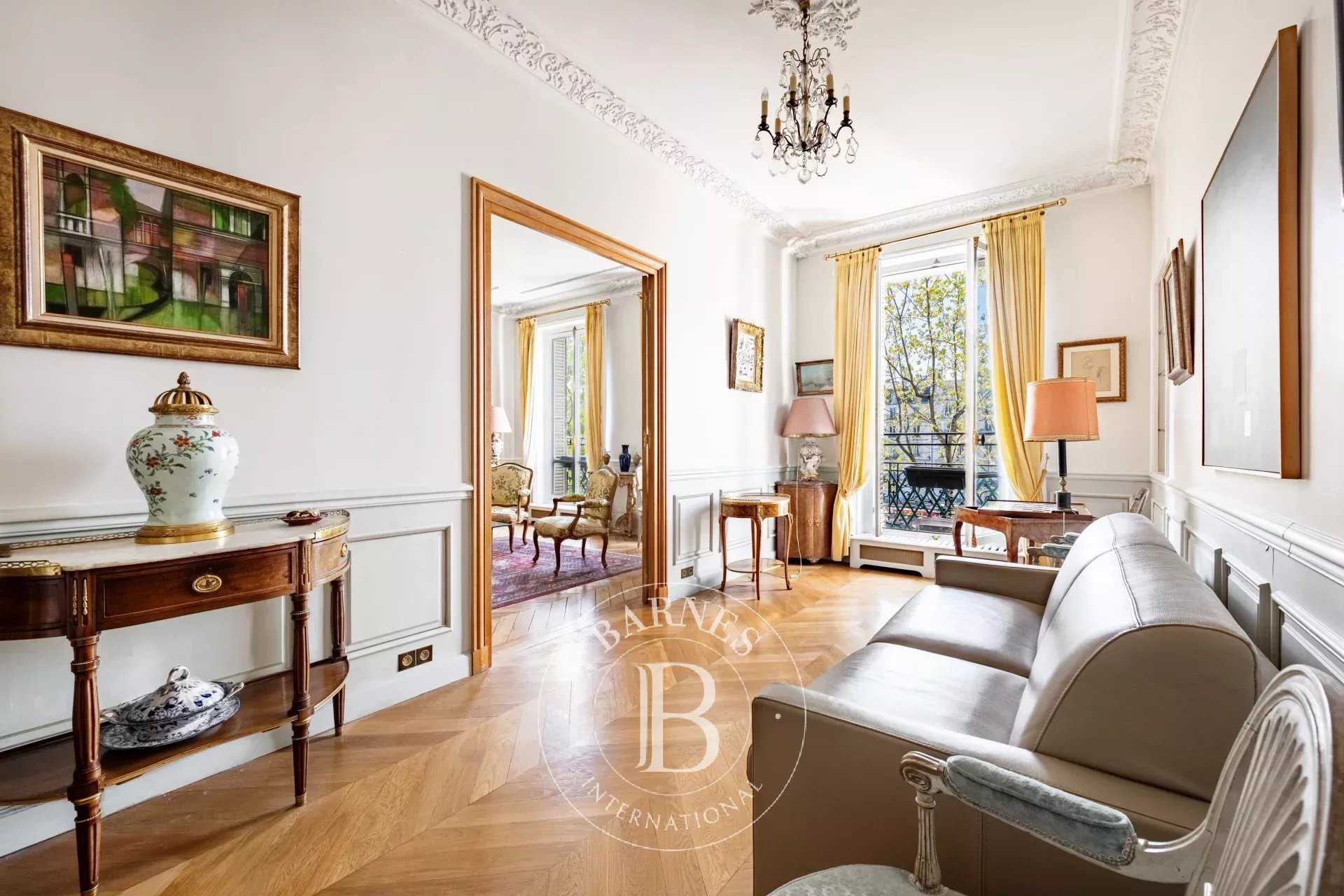 Paris  - Appartement 5 Pièces 2 Chambres