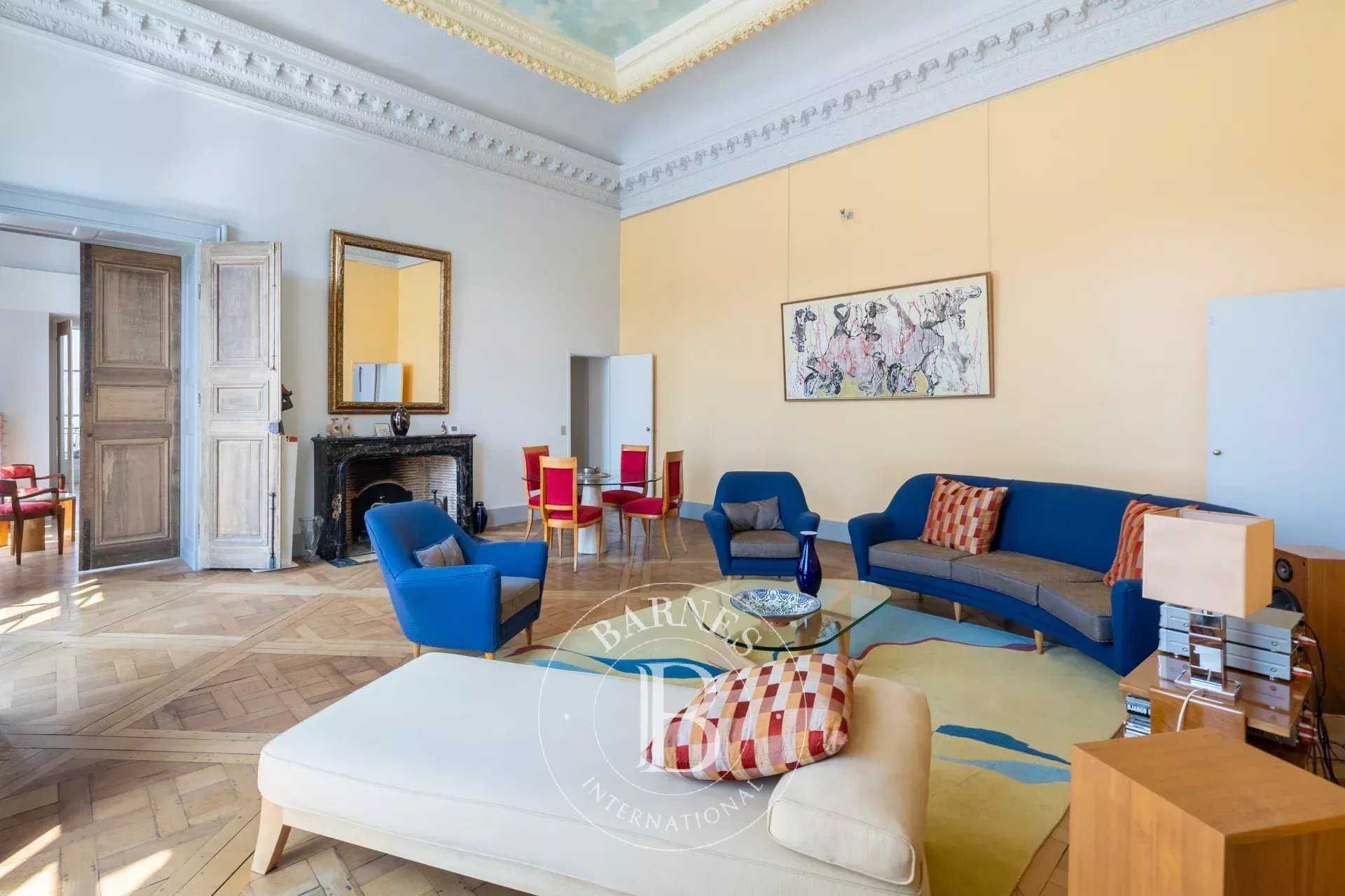 Paris  - Appartement 5 Pièces 2 Chambres
