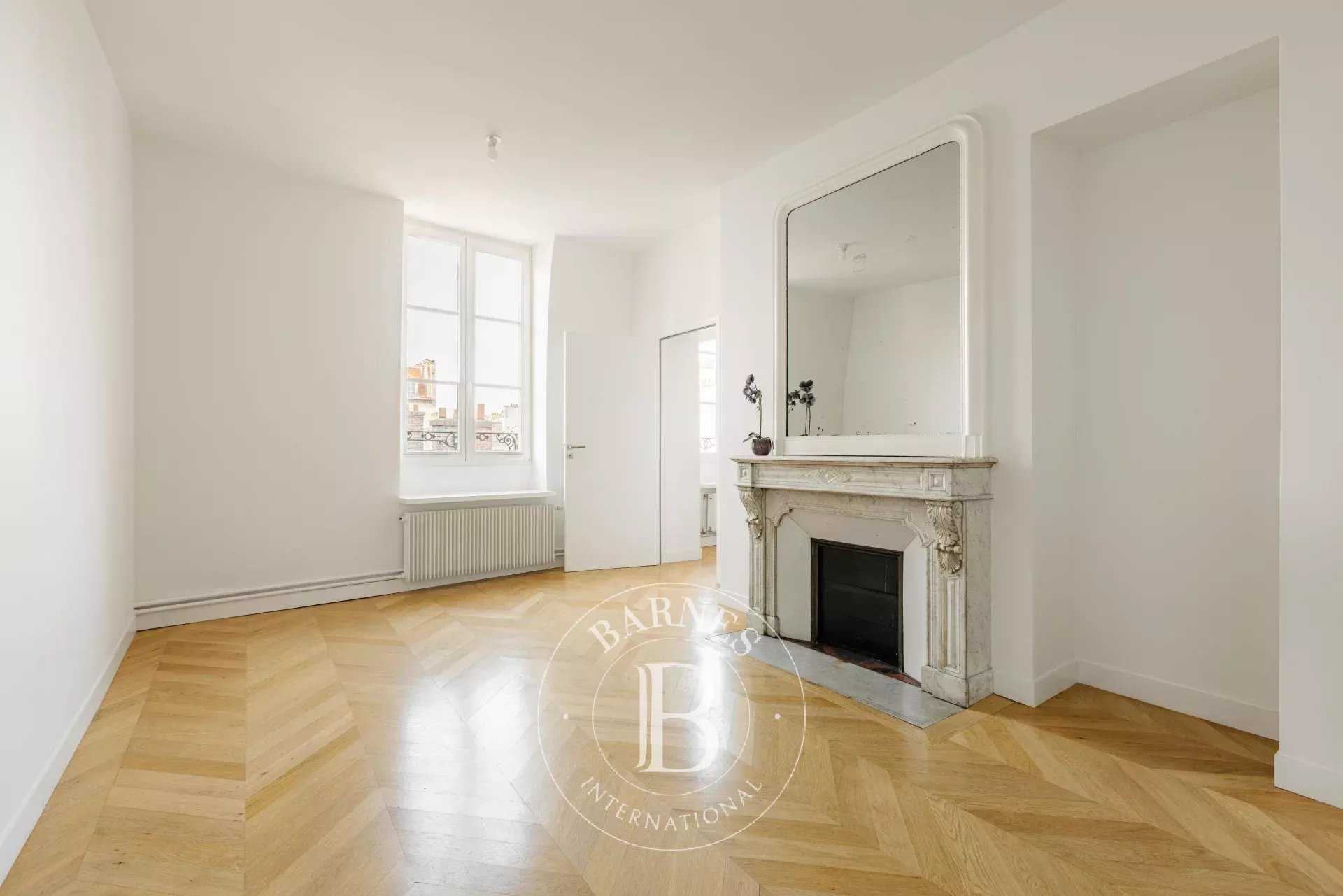 Paris  - Appartement 5 Pi&egrave;ces 3 Chambres