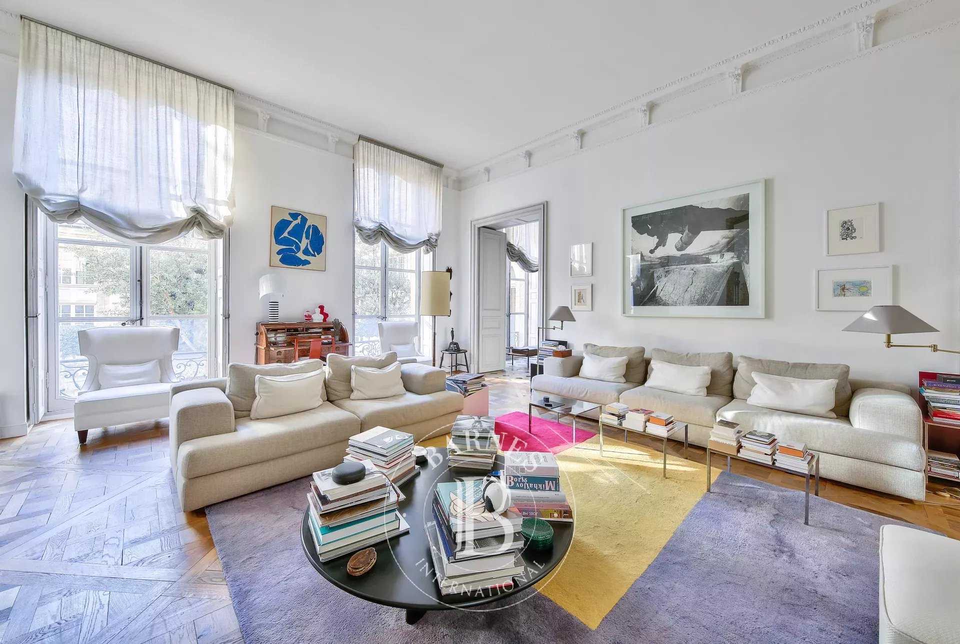 Paris  - Hôtel particulier 5 Pi&egrave;ces 2 Chambres