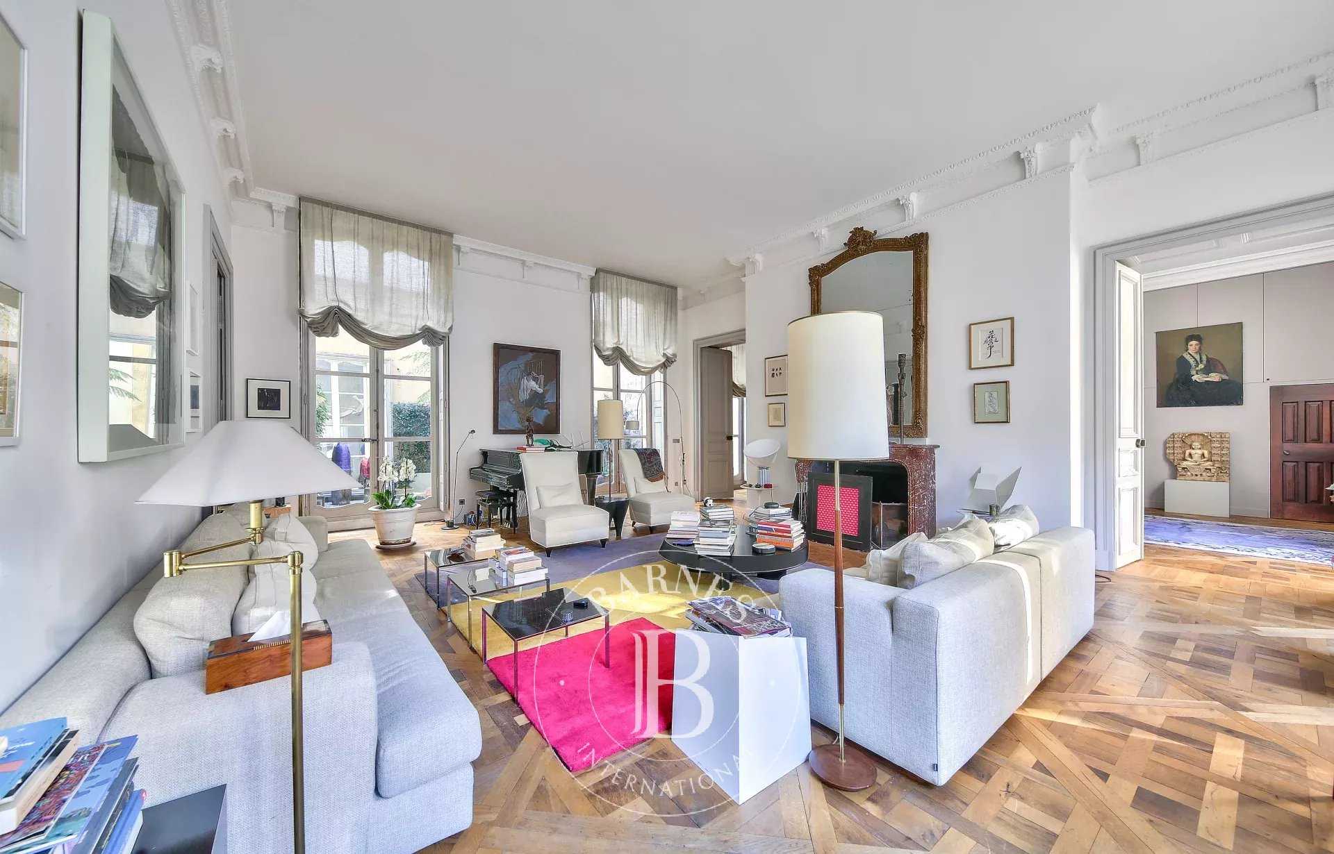 Paris  - Hôtel particulier 5 Pi&egrave;ces 2 Chambres