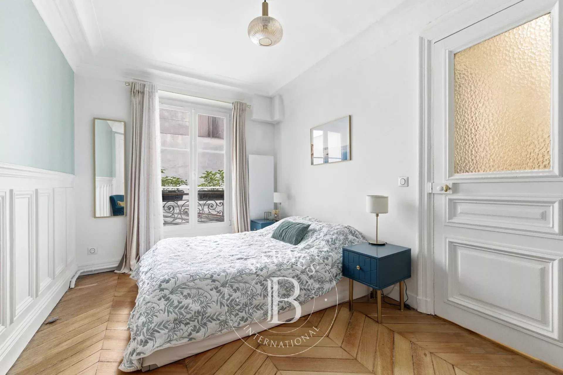 Paris  - Appartement 5 Pi&egrave;ces 2 Chambres