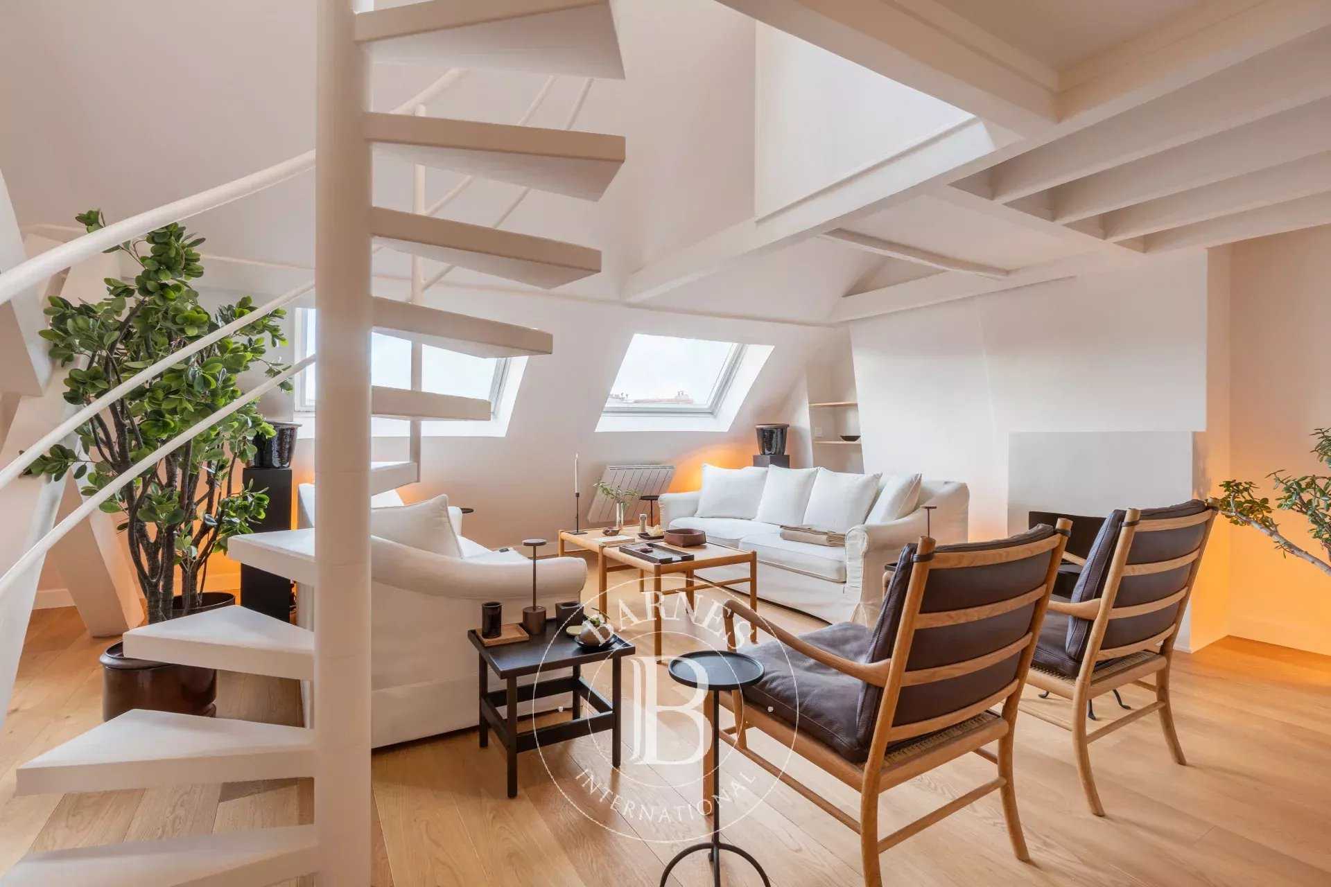 Paris  - Appartement 4 Pi&egrave;ces 2 Chambres