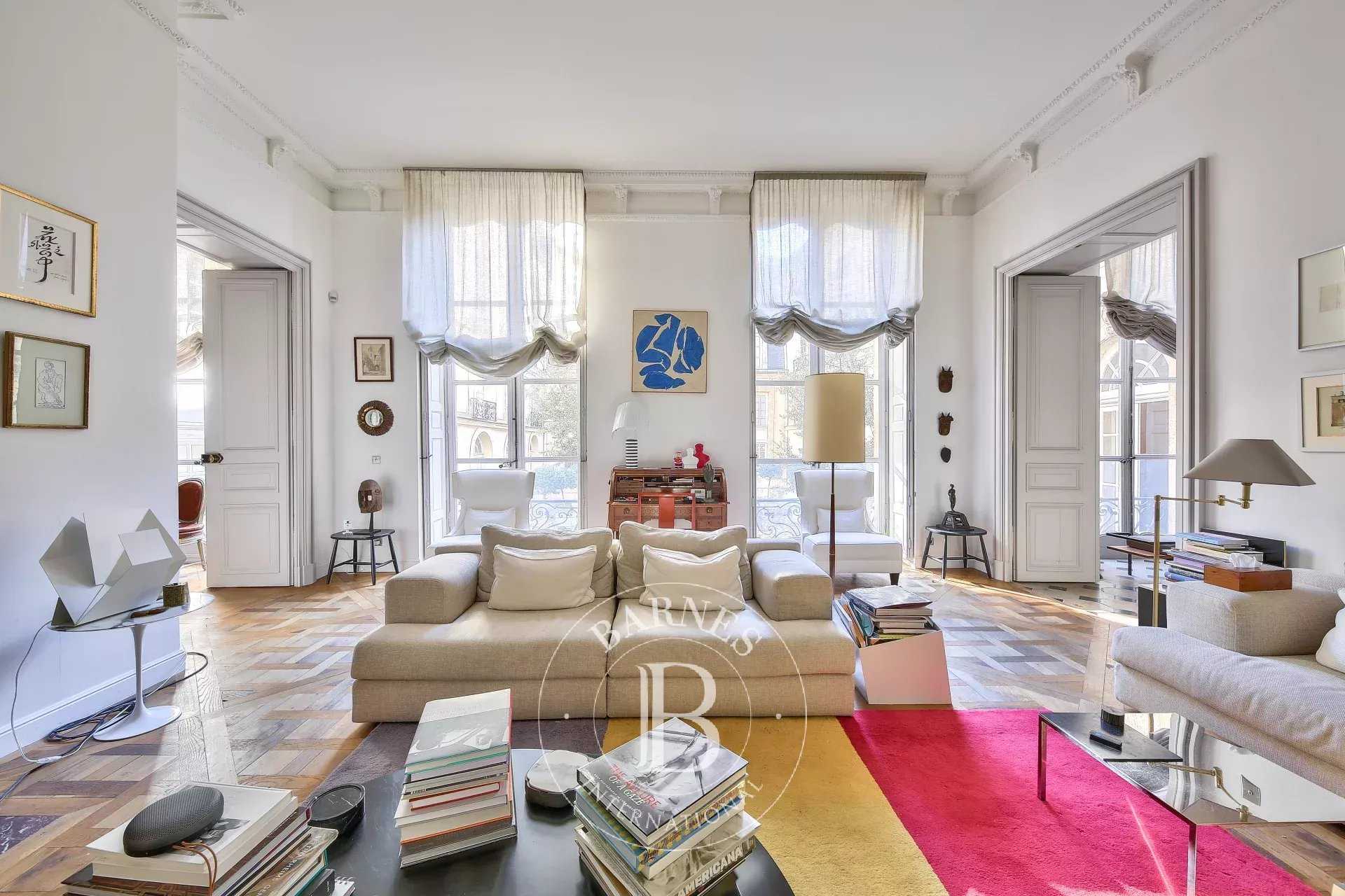 Paris  - Hôtel particulier 5 Pi&egrave;ces 2 Chambres