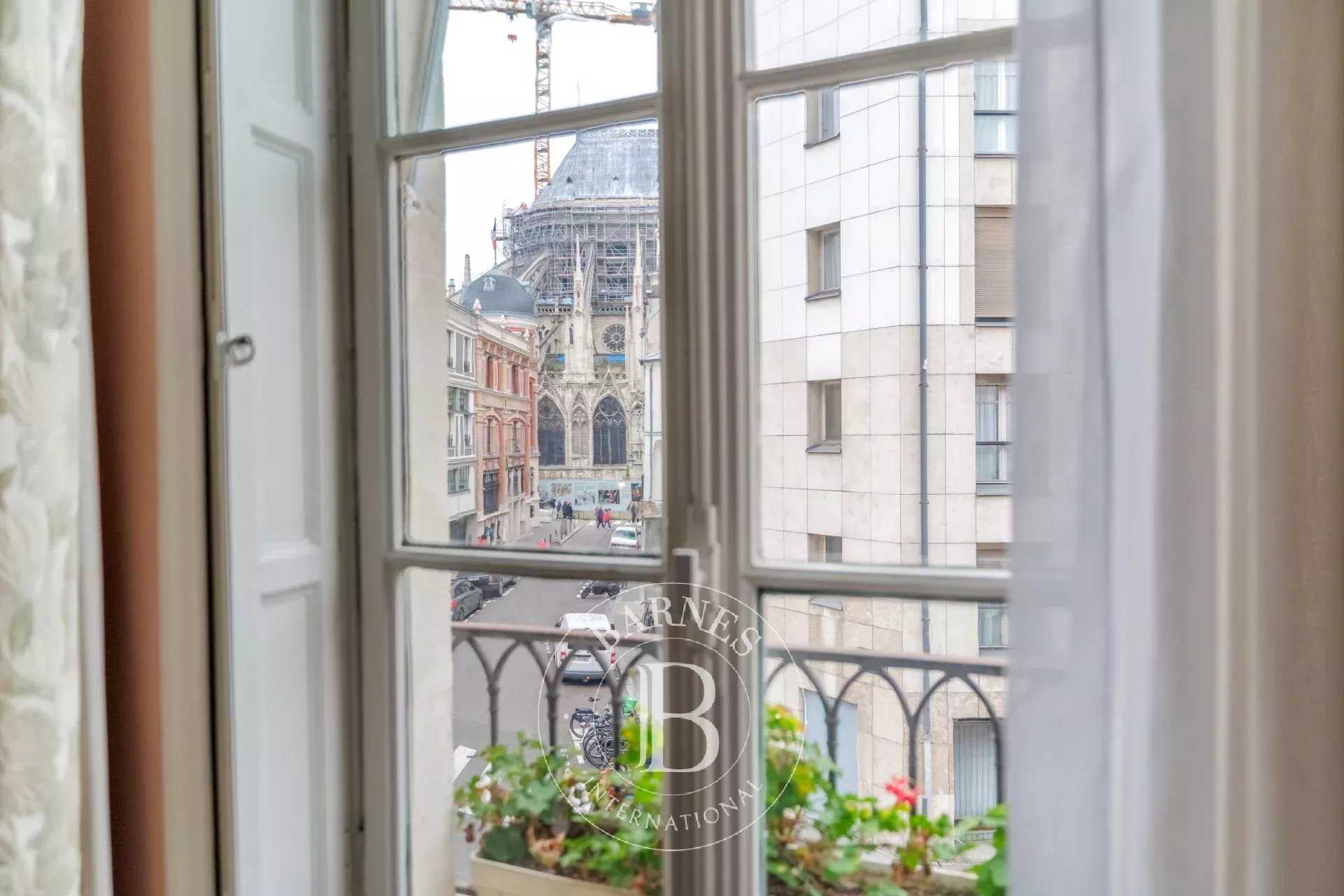 Paris  - Appartement 5 Pièces 4 Chambres