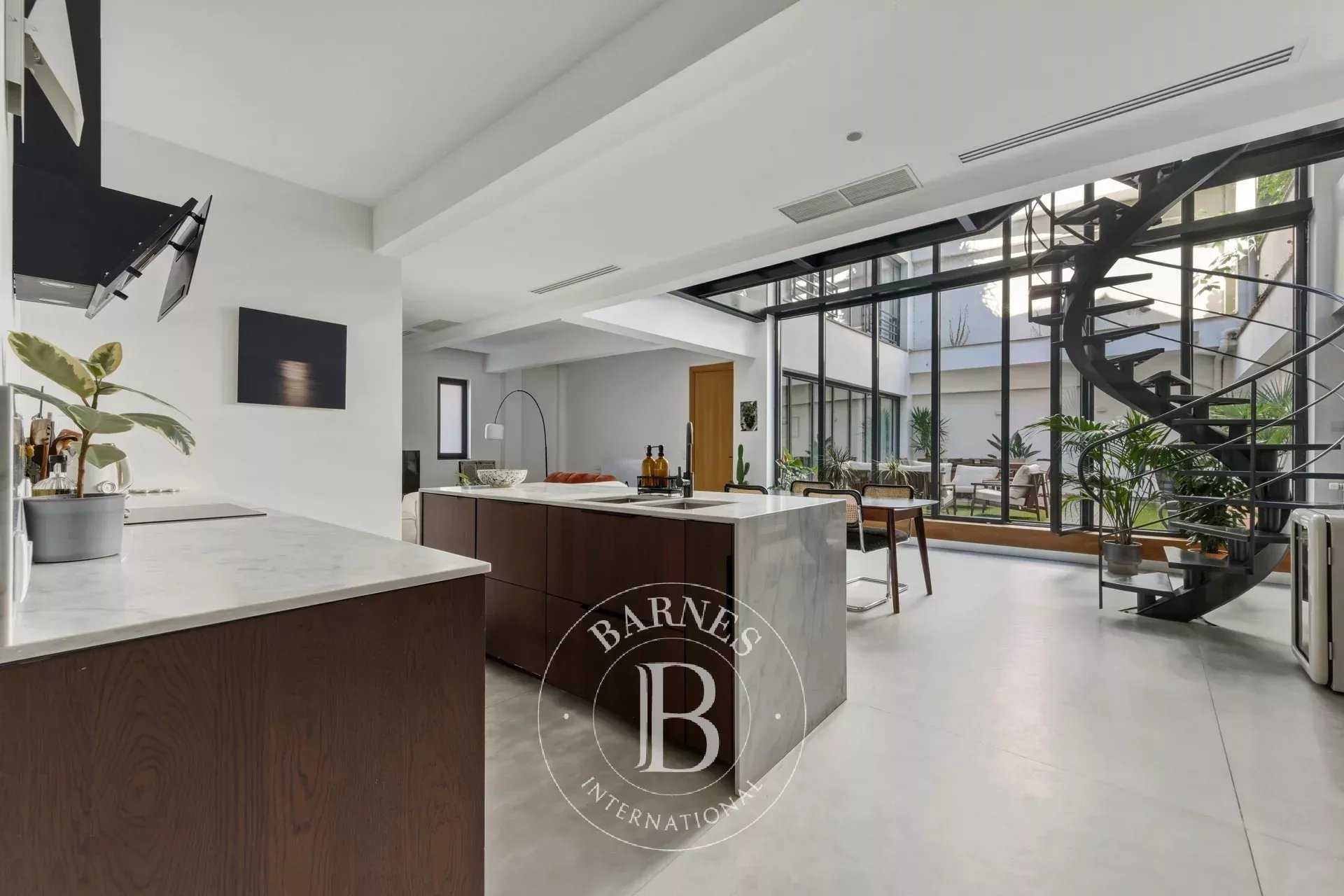 Paris  - Appartement 6 Pi&egrave;ces 3 Chambres