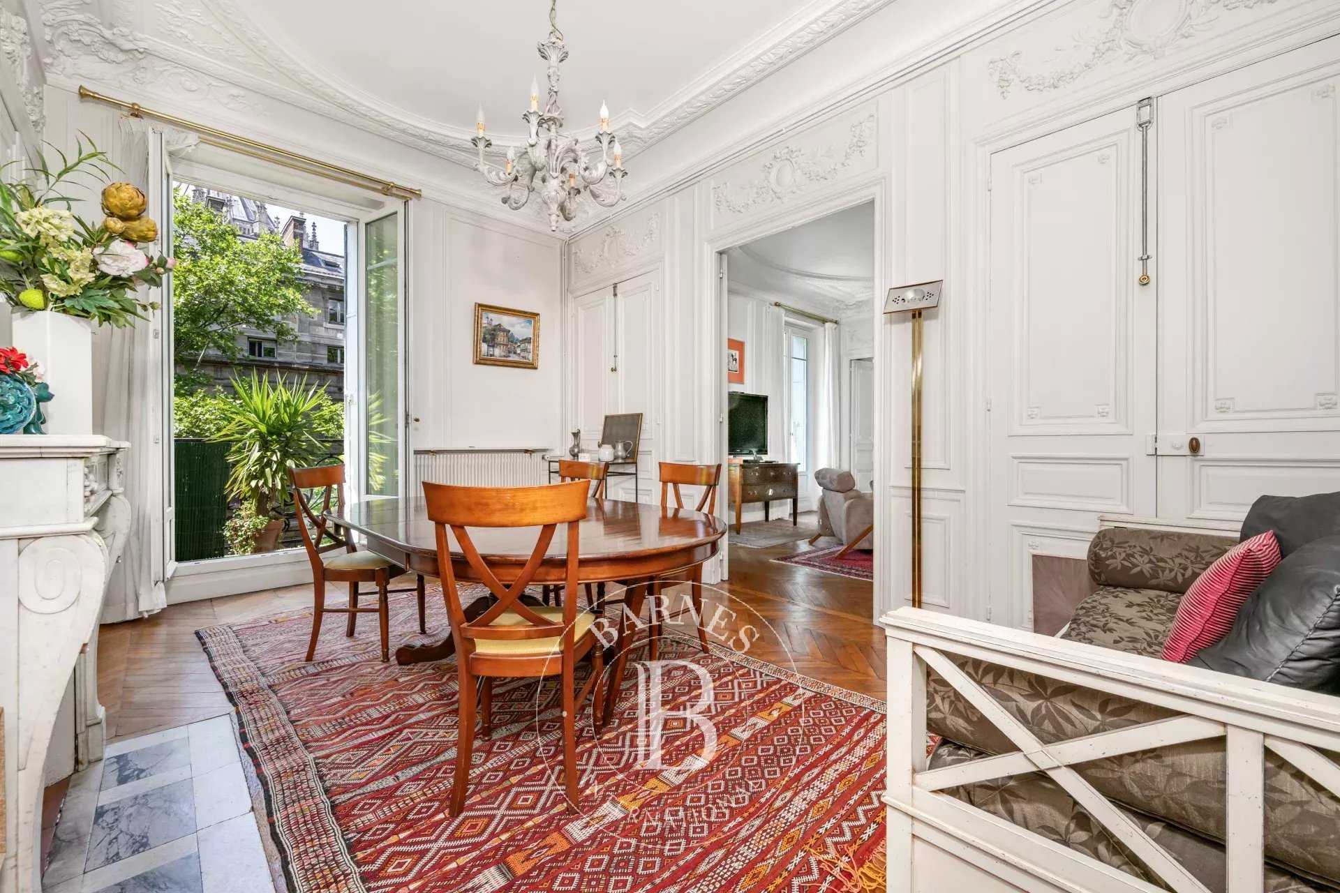 Paris  - Appartement 5 Pièces 3 Chambres