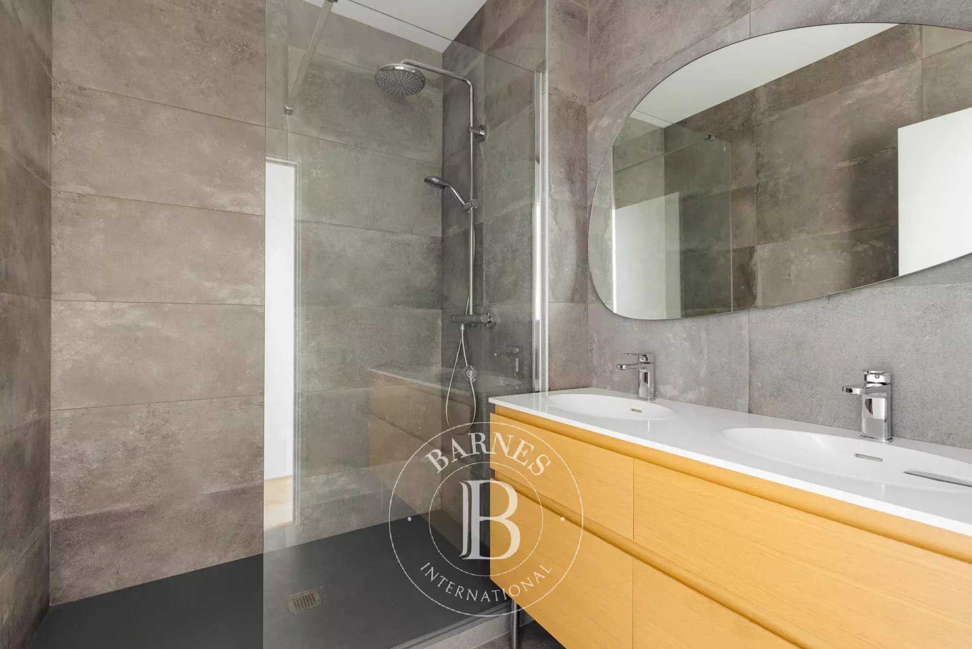 Paris  - Appartement 5 Pi&egrave;ces 3 Chambres