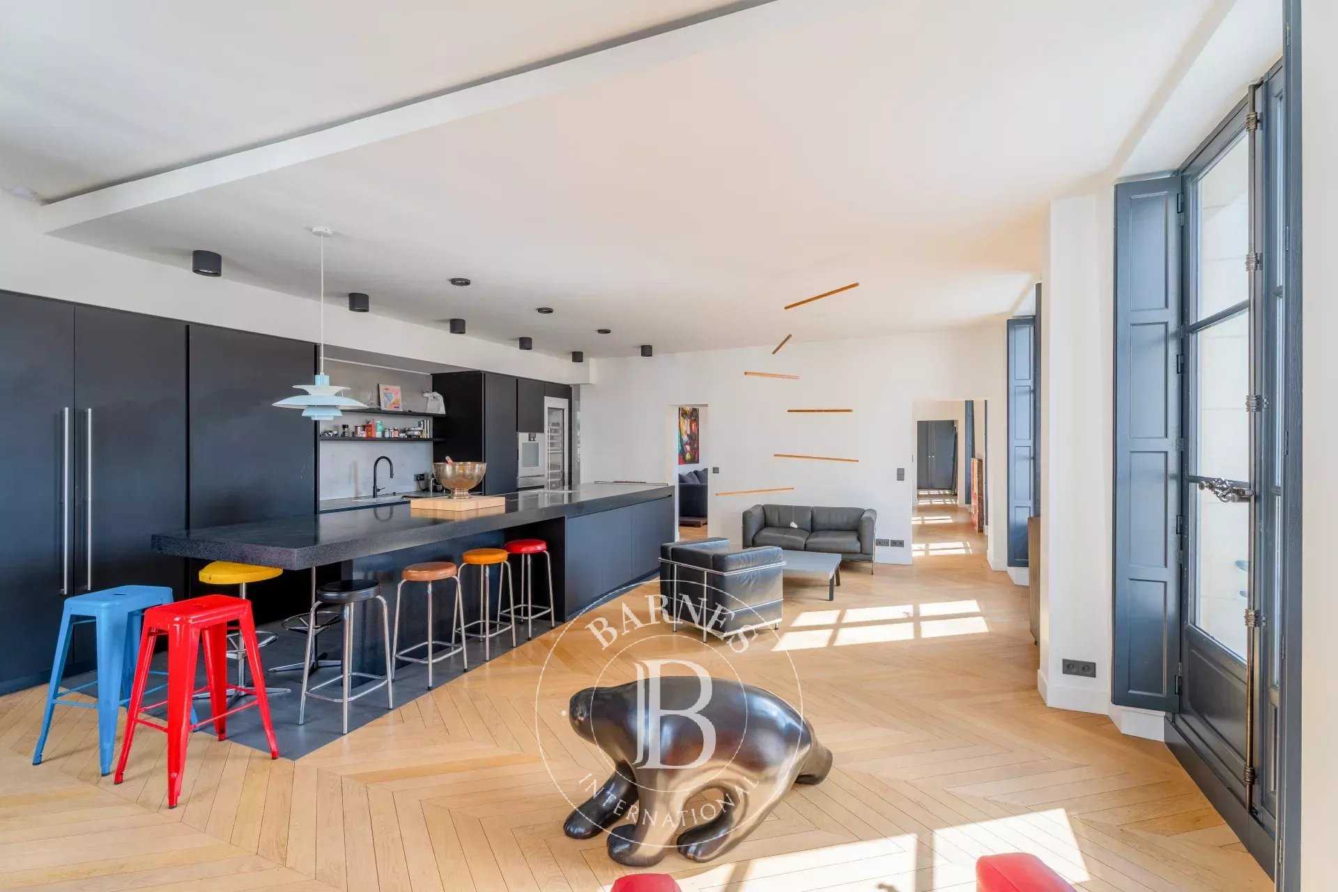 Paris  - Appartement 5 Pièces 3 Chambres
