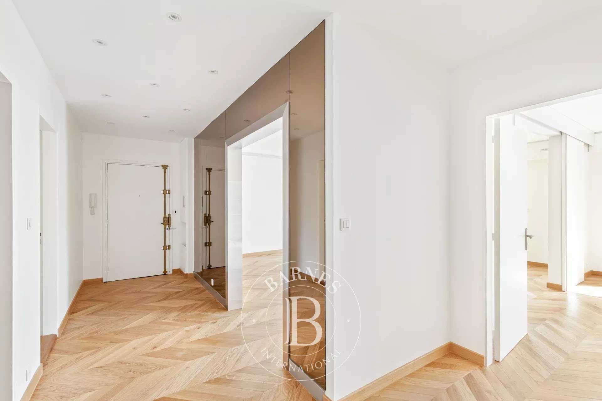 Paris  - Appartement 5 Pi&egrave;ces 3 Chambres