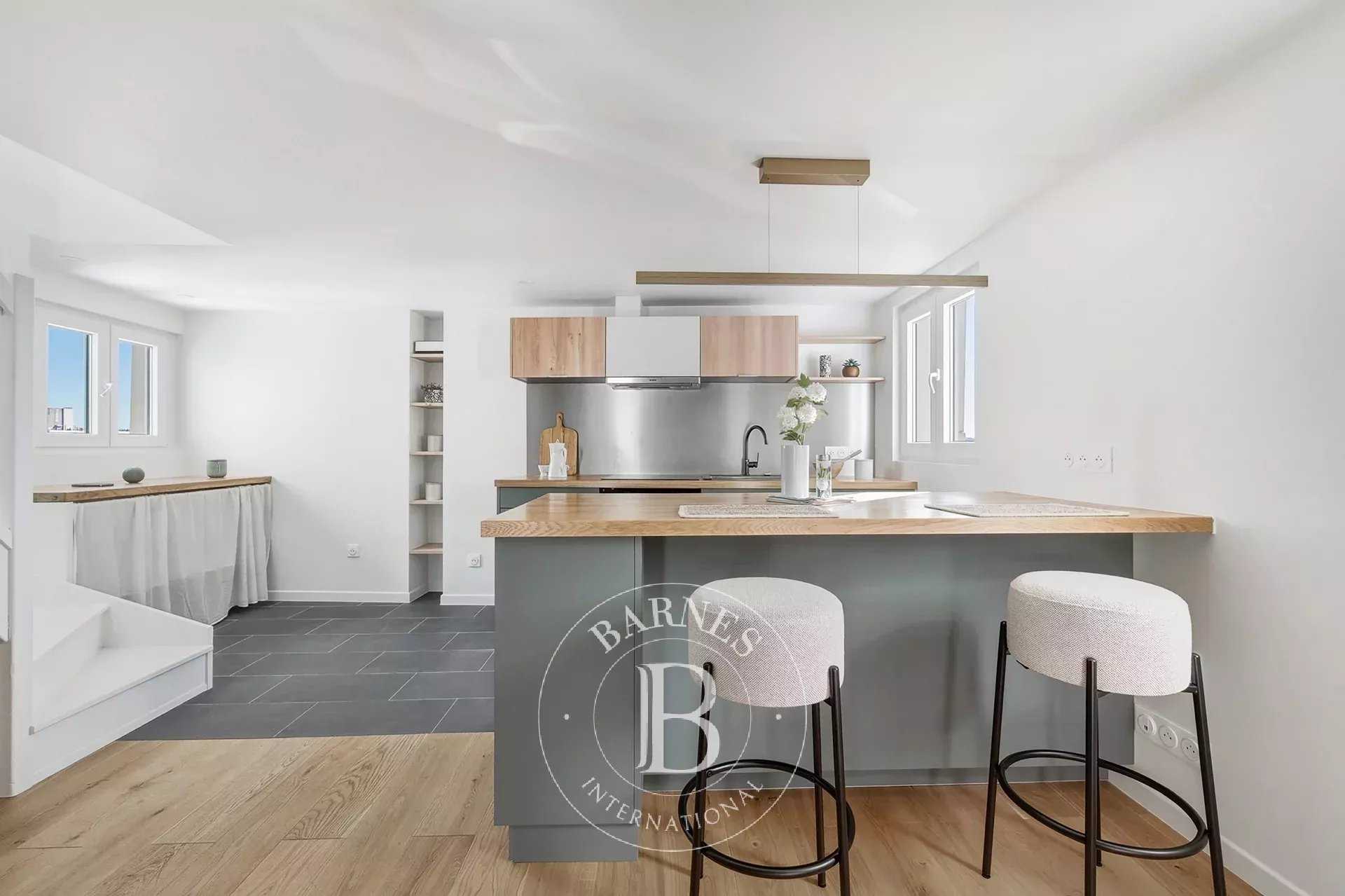 Paris  - Appartement 4 Pi&egrave;ces 2 Chambres