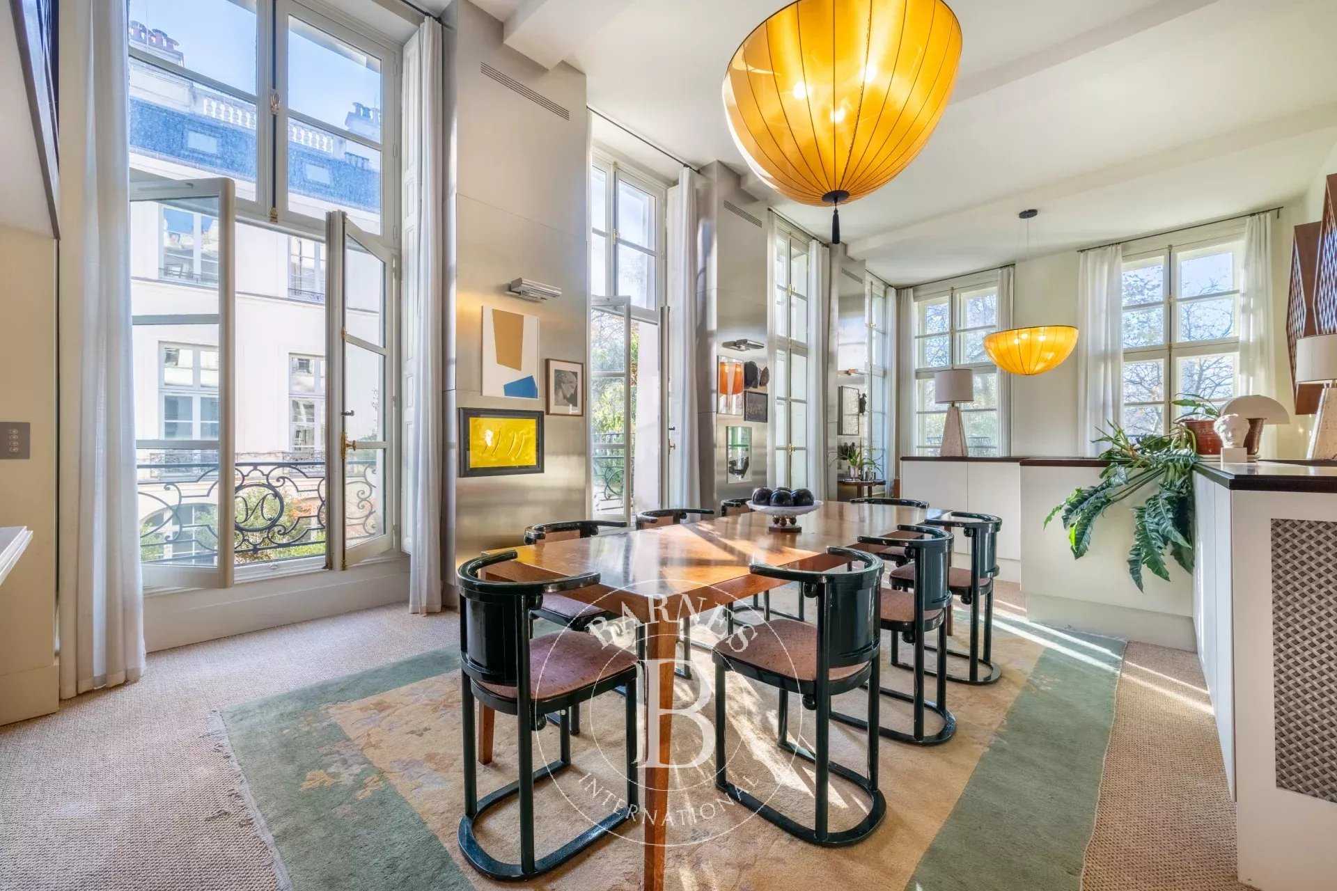 Paris  - Appartement 5 Pièces 2 Chambres