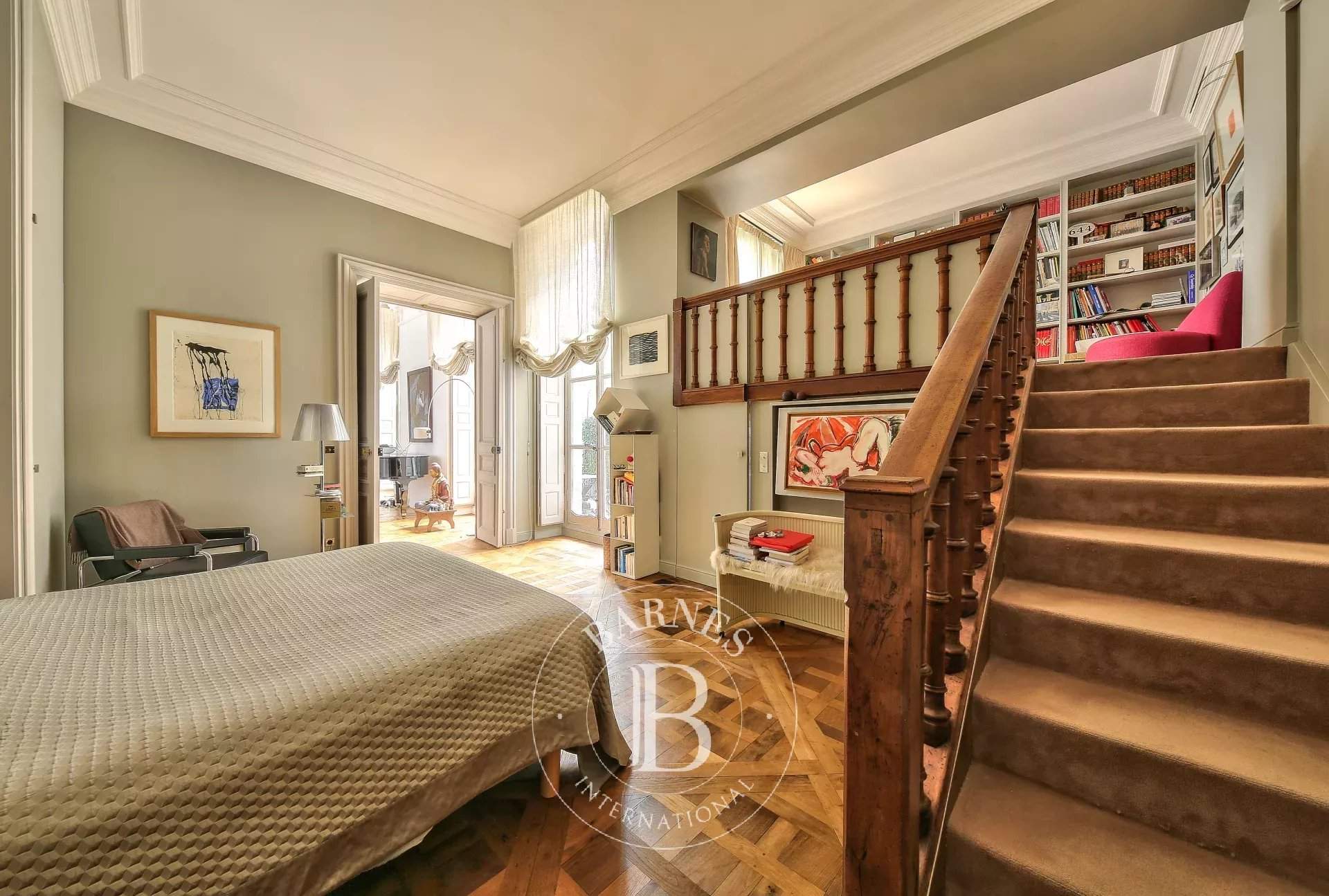 Paris  - Hôtel particulier 5 Pi&egrave;ces 2 Chambres - picture 14