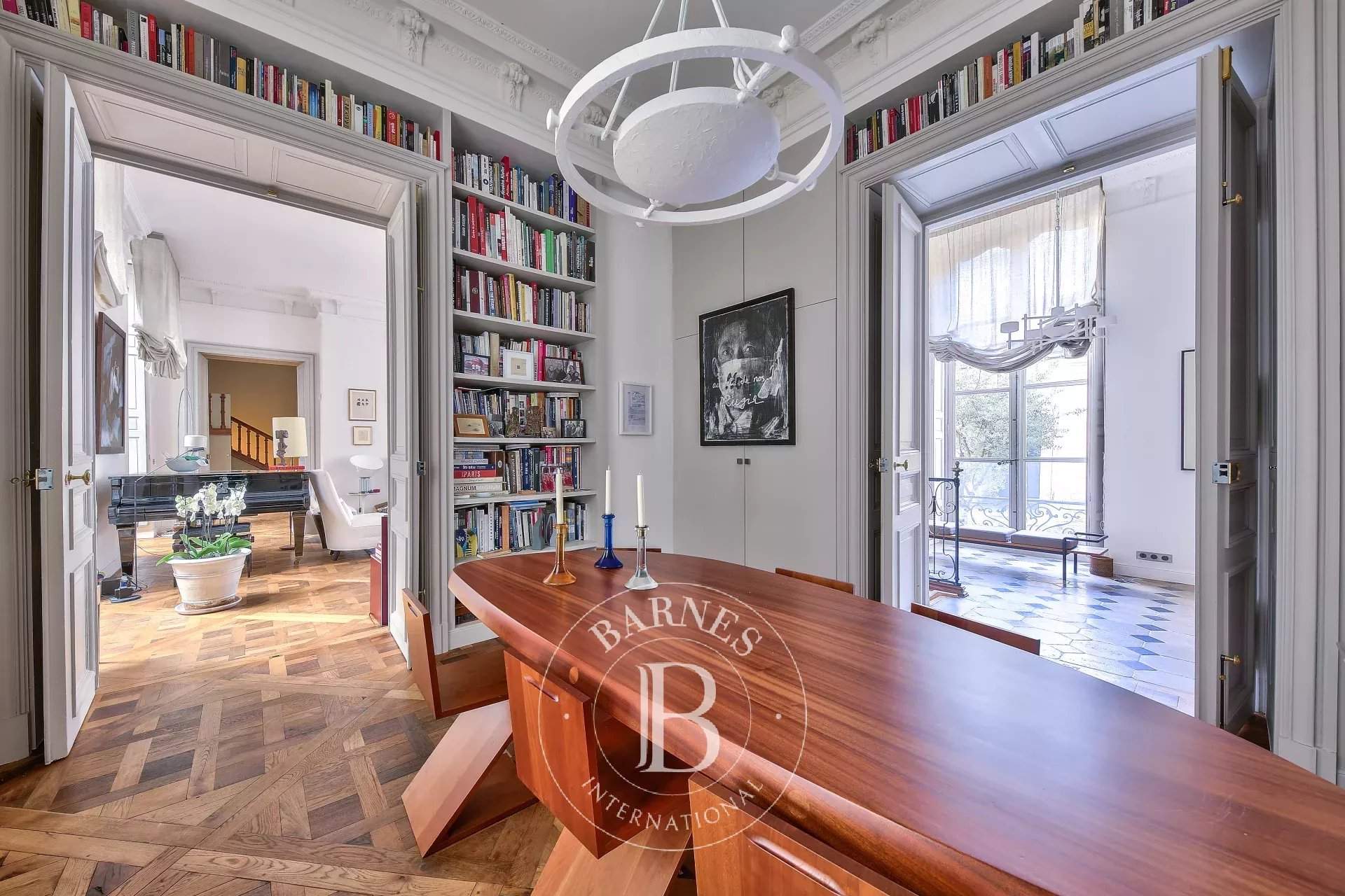 Paris  - Hôtel particulier 5 Pi&egrave;ces 2 Chambres - picture 10