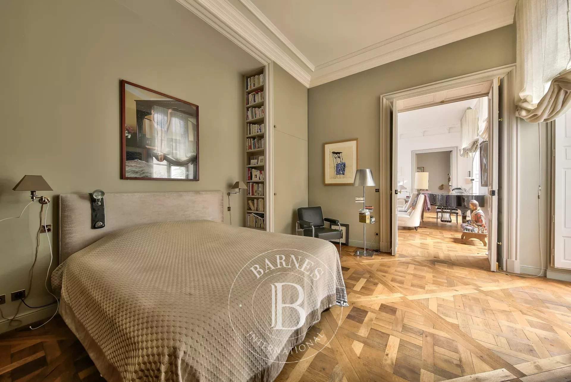 Paris  - Hôtel particulier 5 Pi&egrave;ces 2 Chambres - picture 12