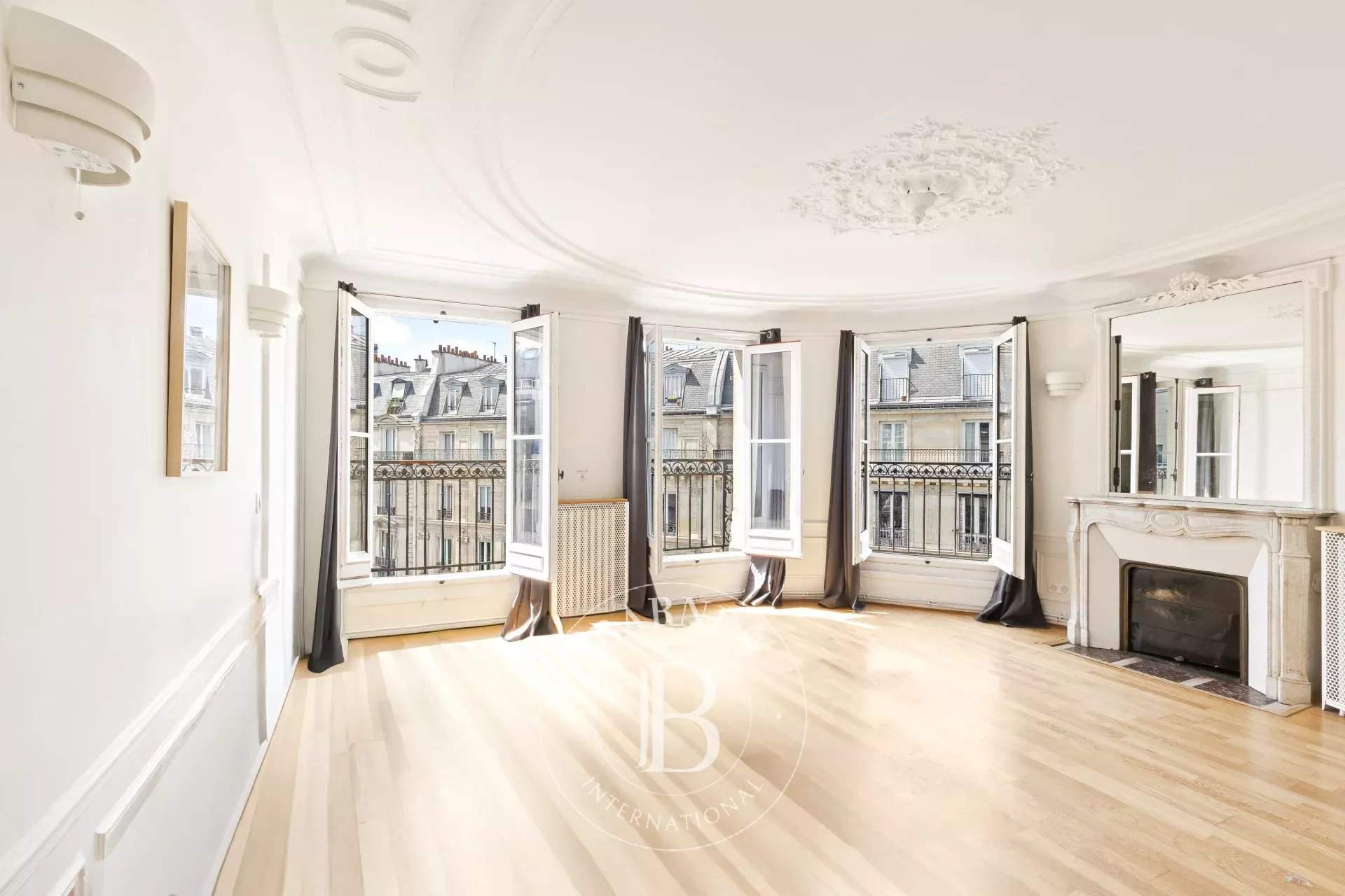 Paris  - Appartement 4 Pi&egrave;ces 3 Chambres - picture 1