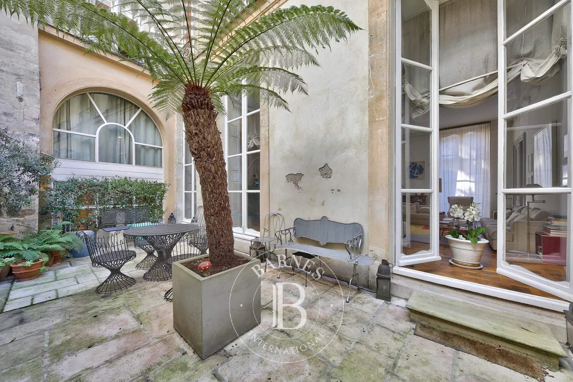 Paris  - Hôtel particulier 5 Pi&egrave;ces 2 Chambres - picture 1