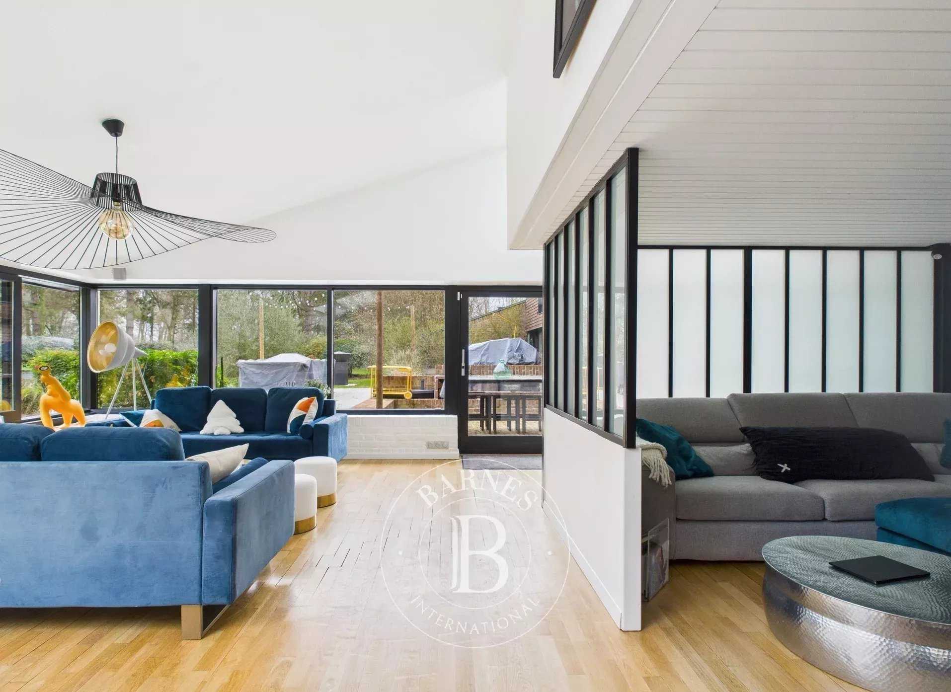 Villeneuve-d'Ascq  - Maison 8 Pi&egrave;ces 5 Chambres