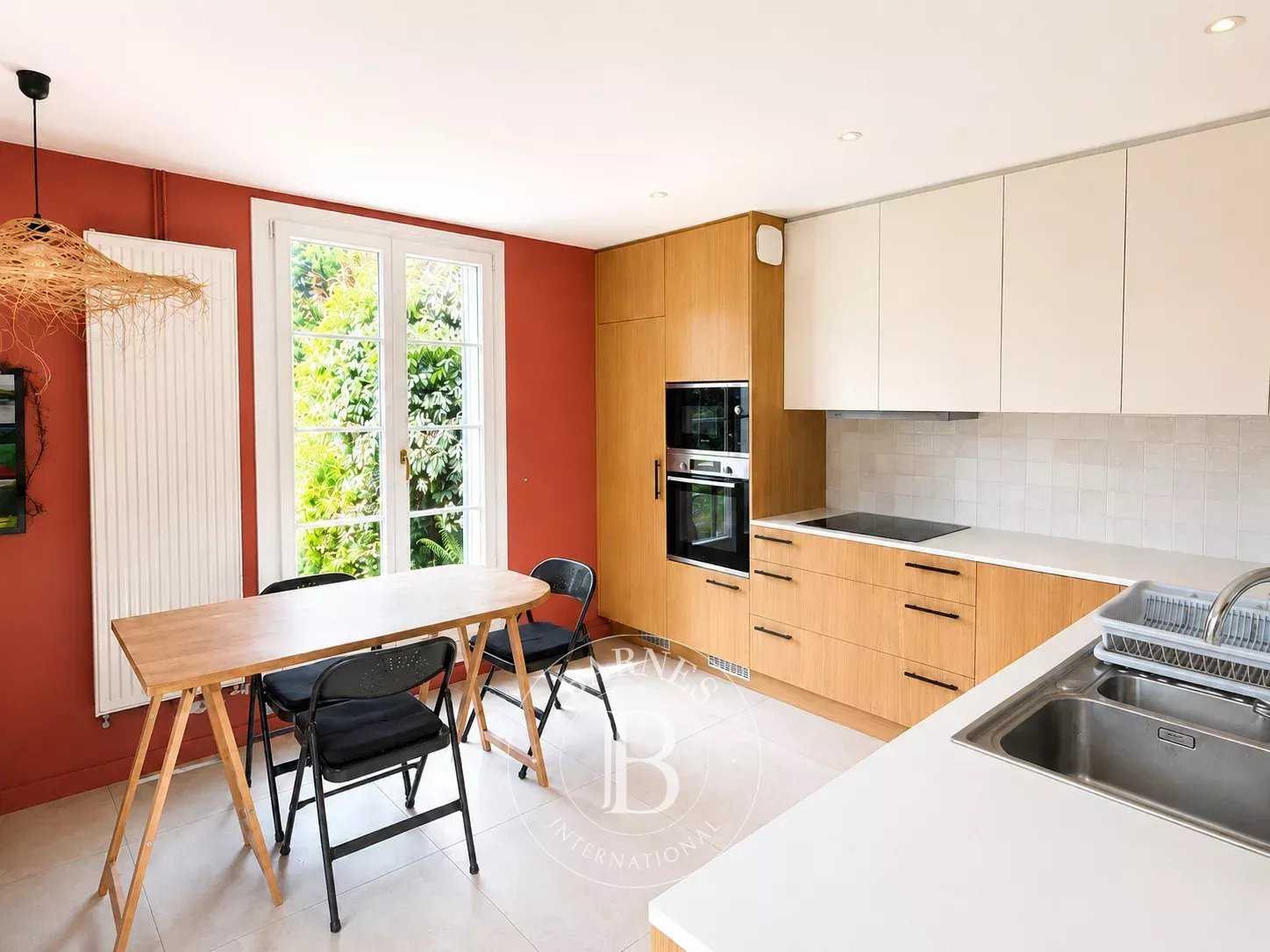 Hem  - House 4 Bedrooms