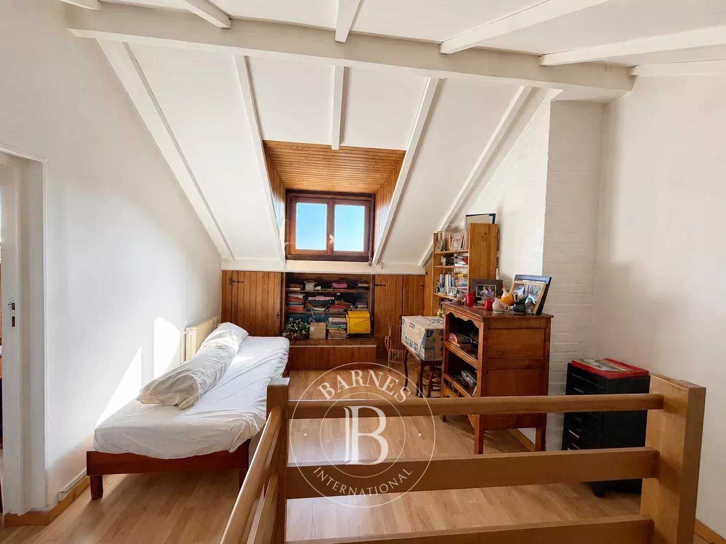 Hem  - House 5 Bedrooms