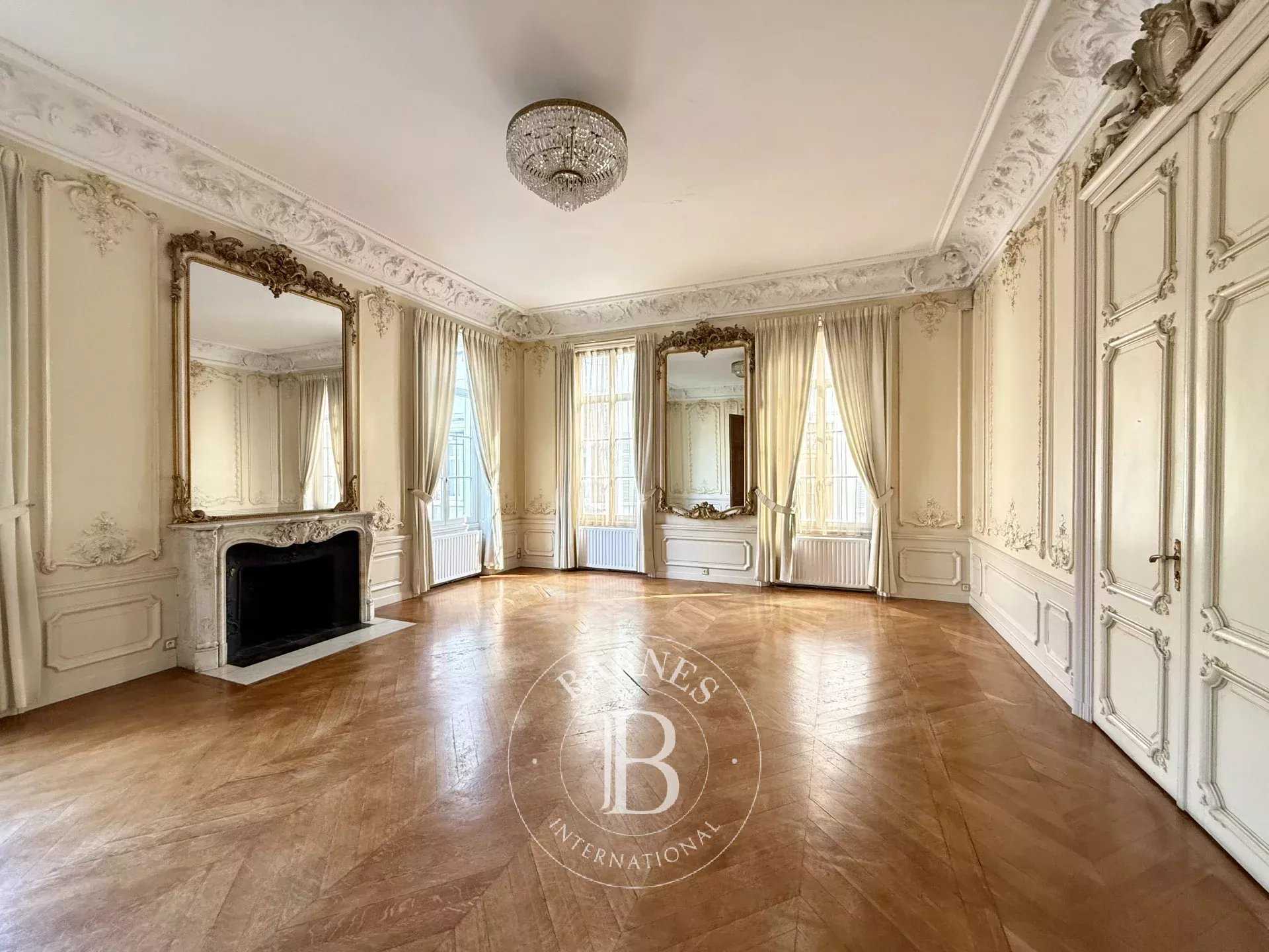 Valenciennes  - Housing estate 6 Bedrooms