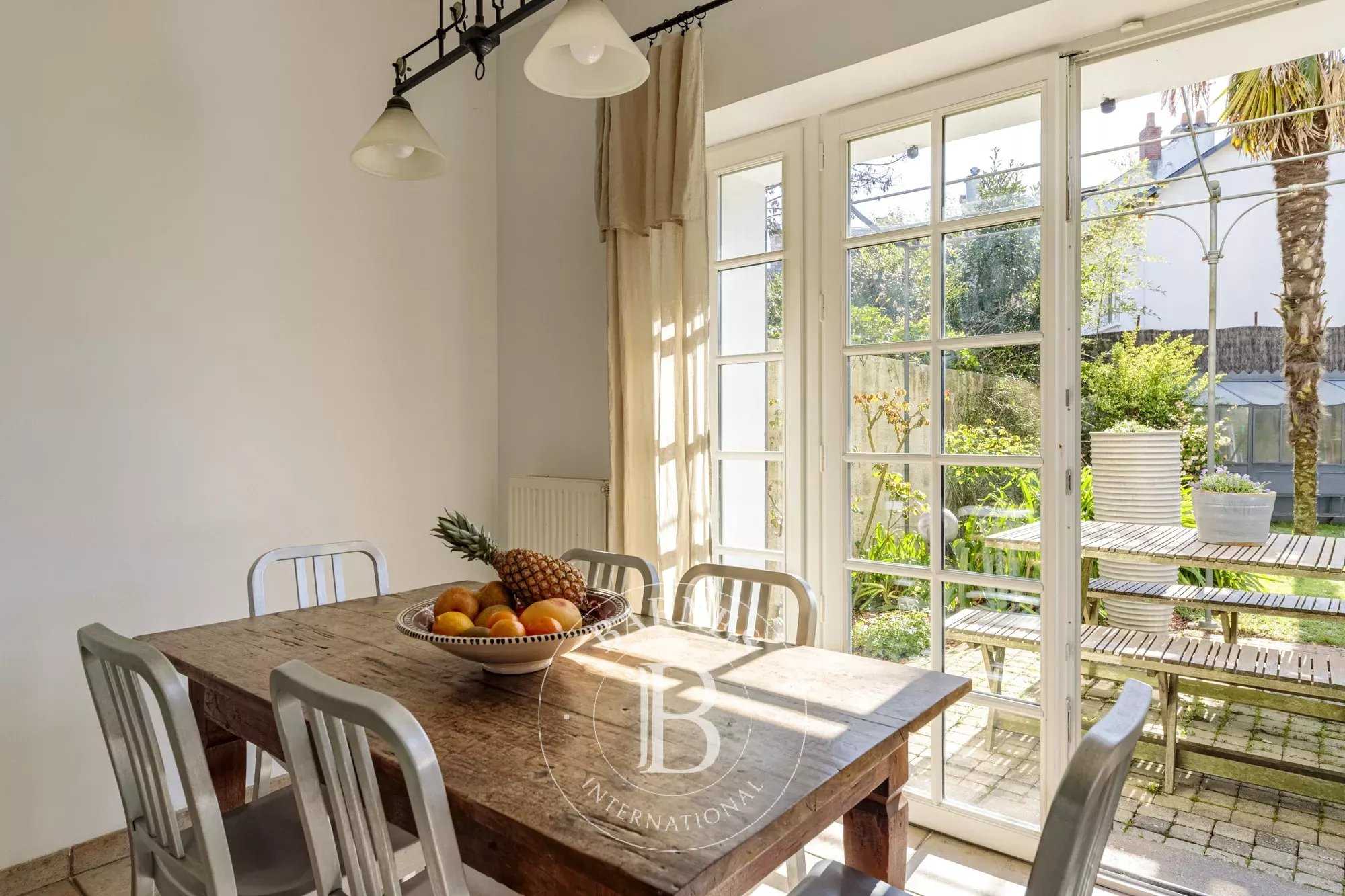 Nantes  - Maison 6 Pi&egrave;ces 5 Chambres