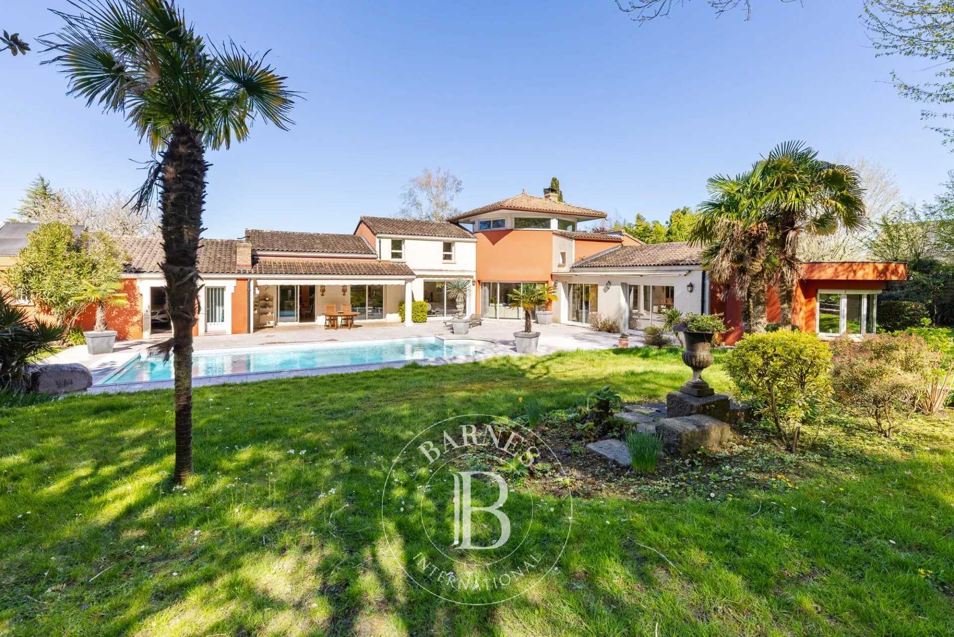 Vertou  - Maison 8 Pi&egrave;ces 5 Chambres