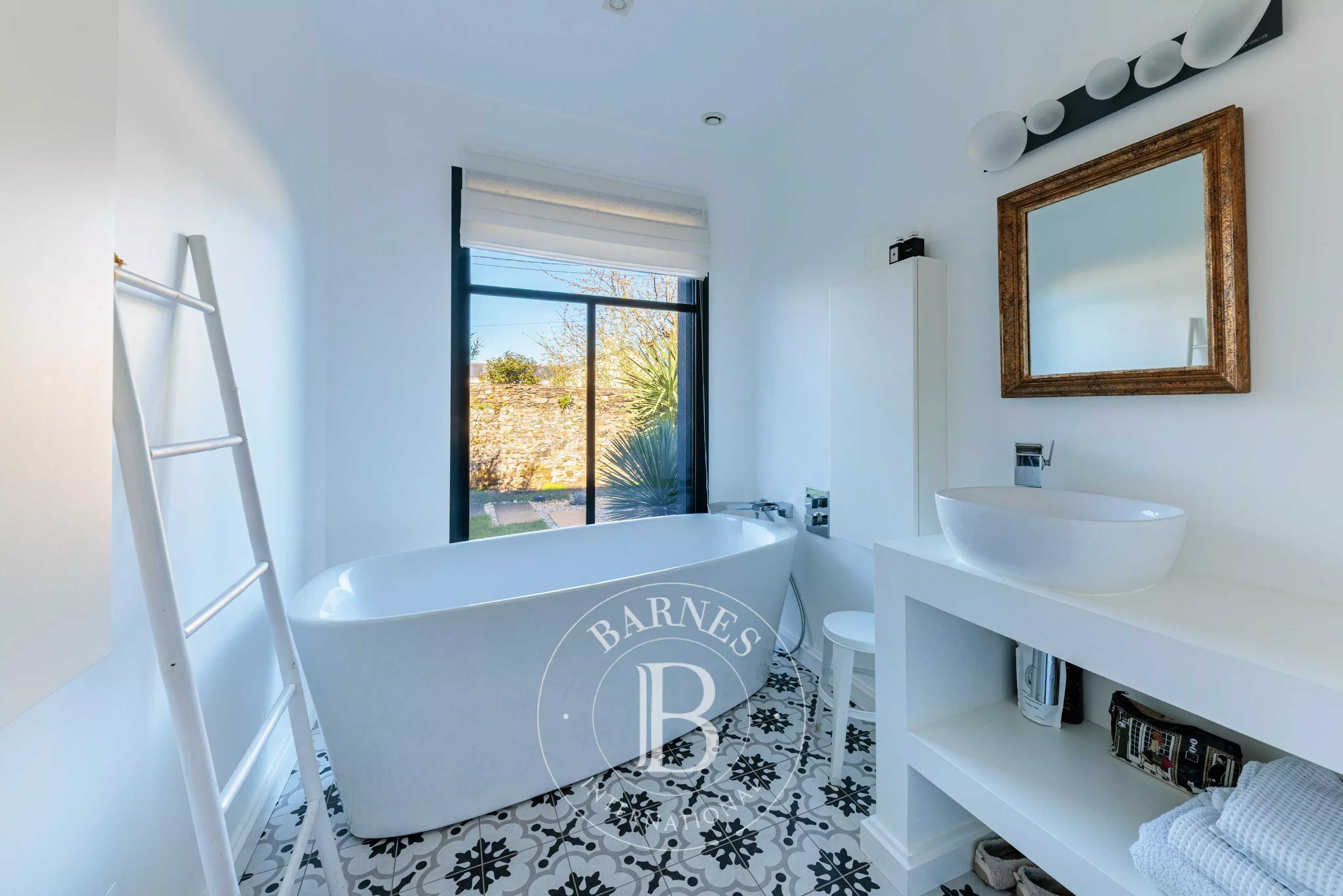 Nantes  - Maison 7 Pi&egrave;ces 4 Chambres