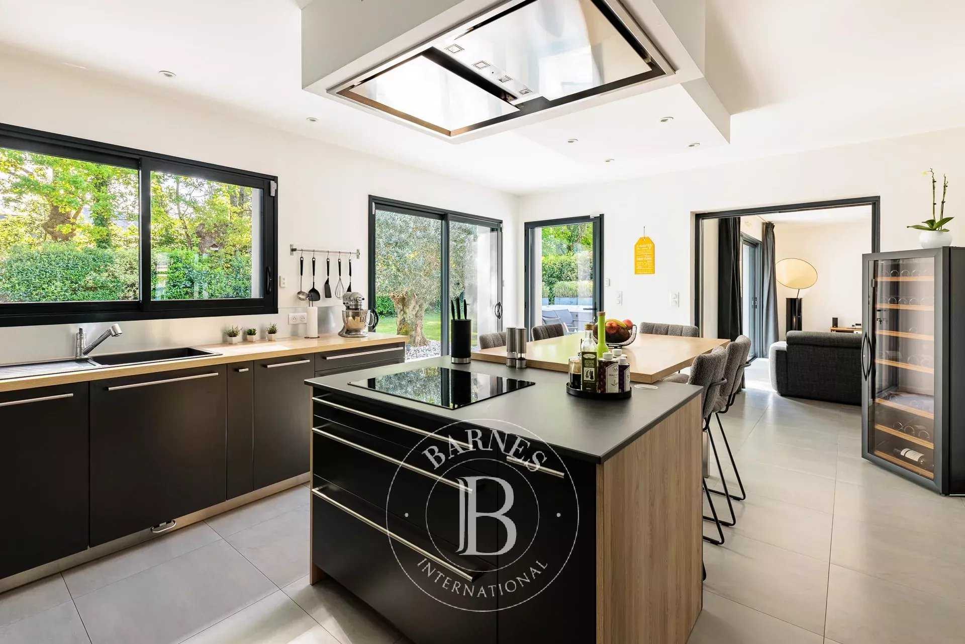 Nantes  - Maison 9 Pi&egrave;ces 6 Chambres