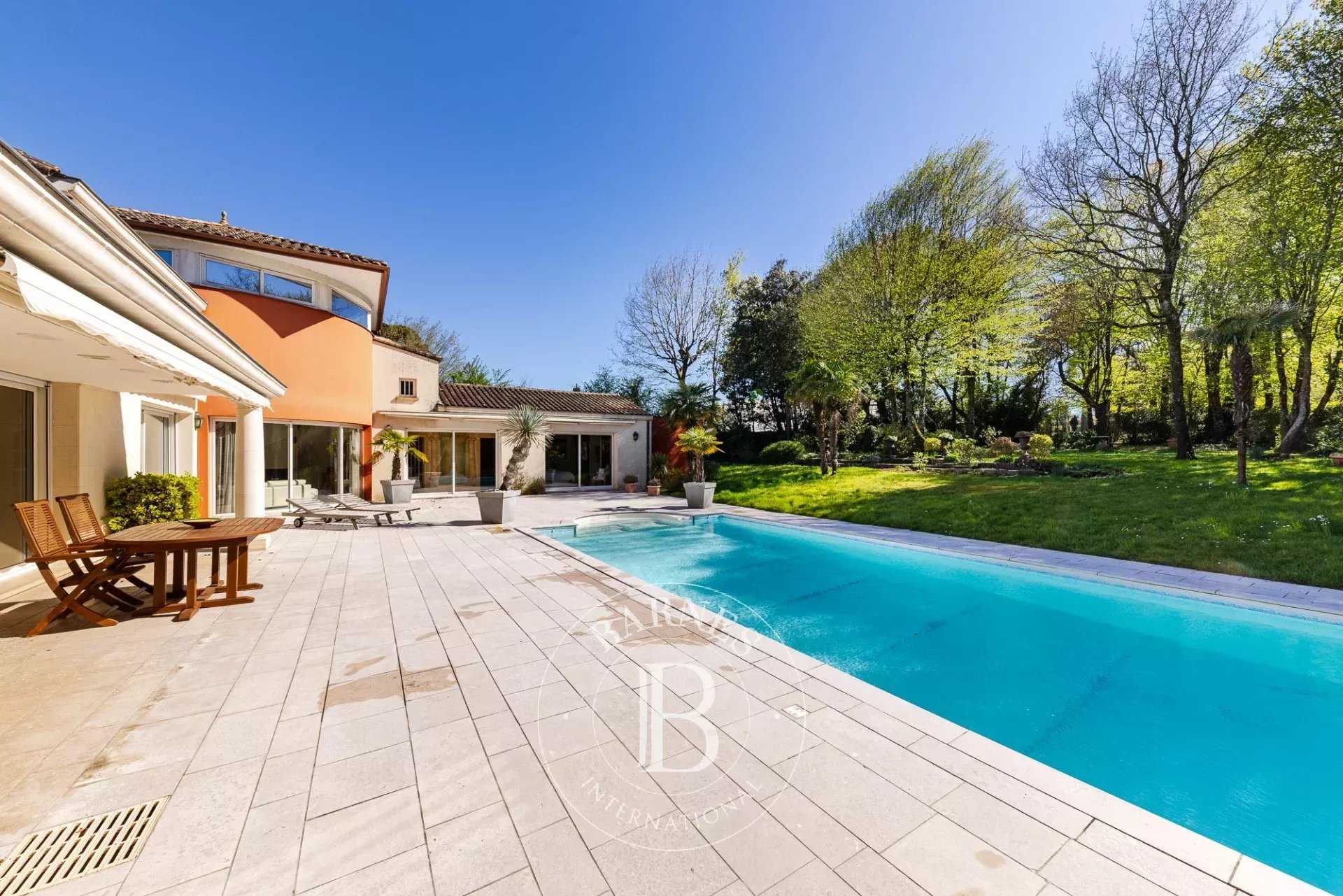 Vertou  - Maison 8 Pi&egrave;ces 5 Chambres