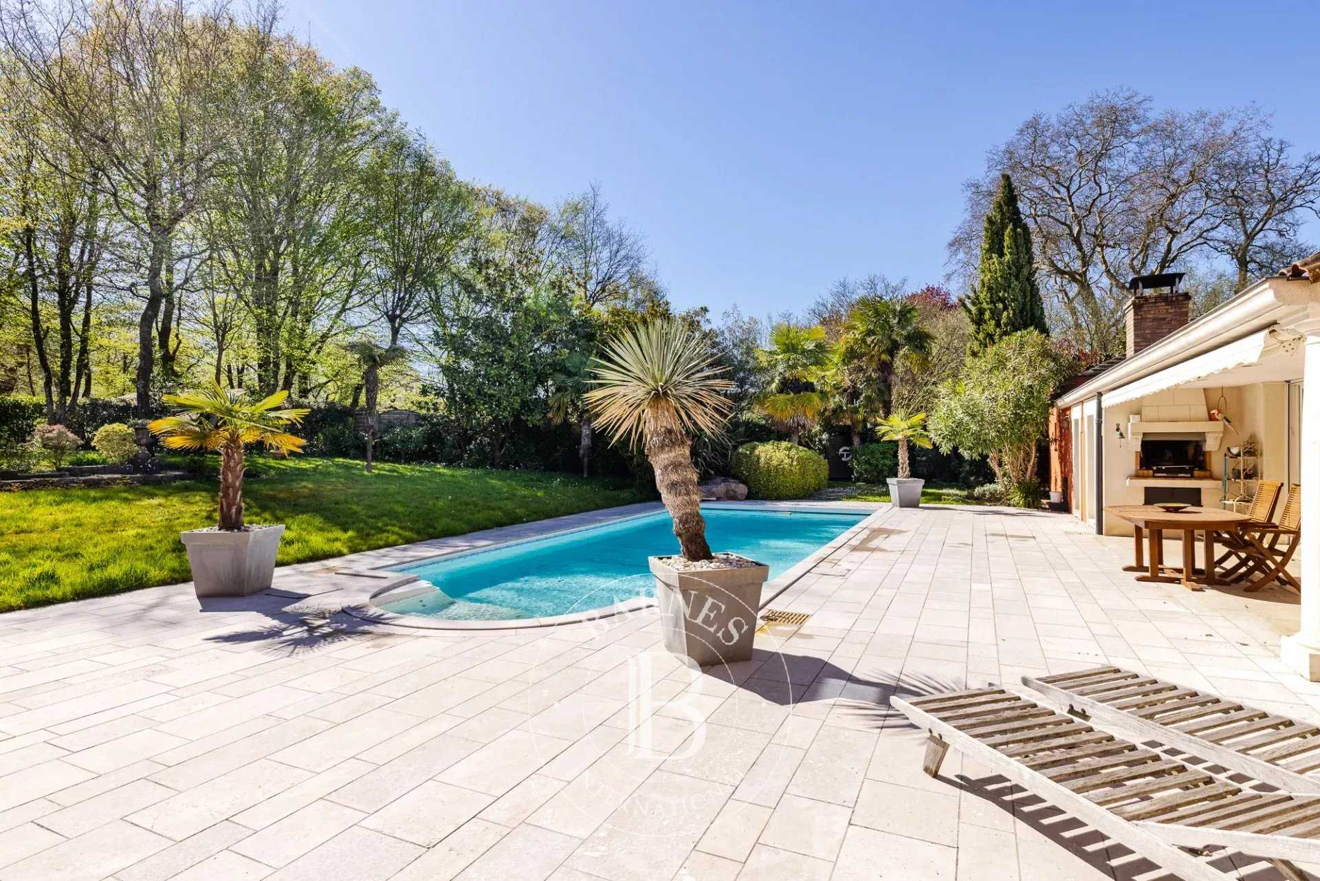 Vertou  - Maison 8 Pi&egrave;ces 5 Chambres