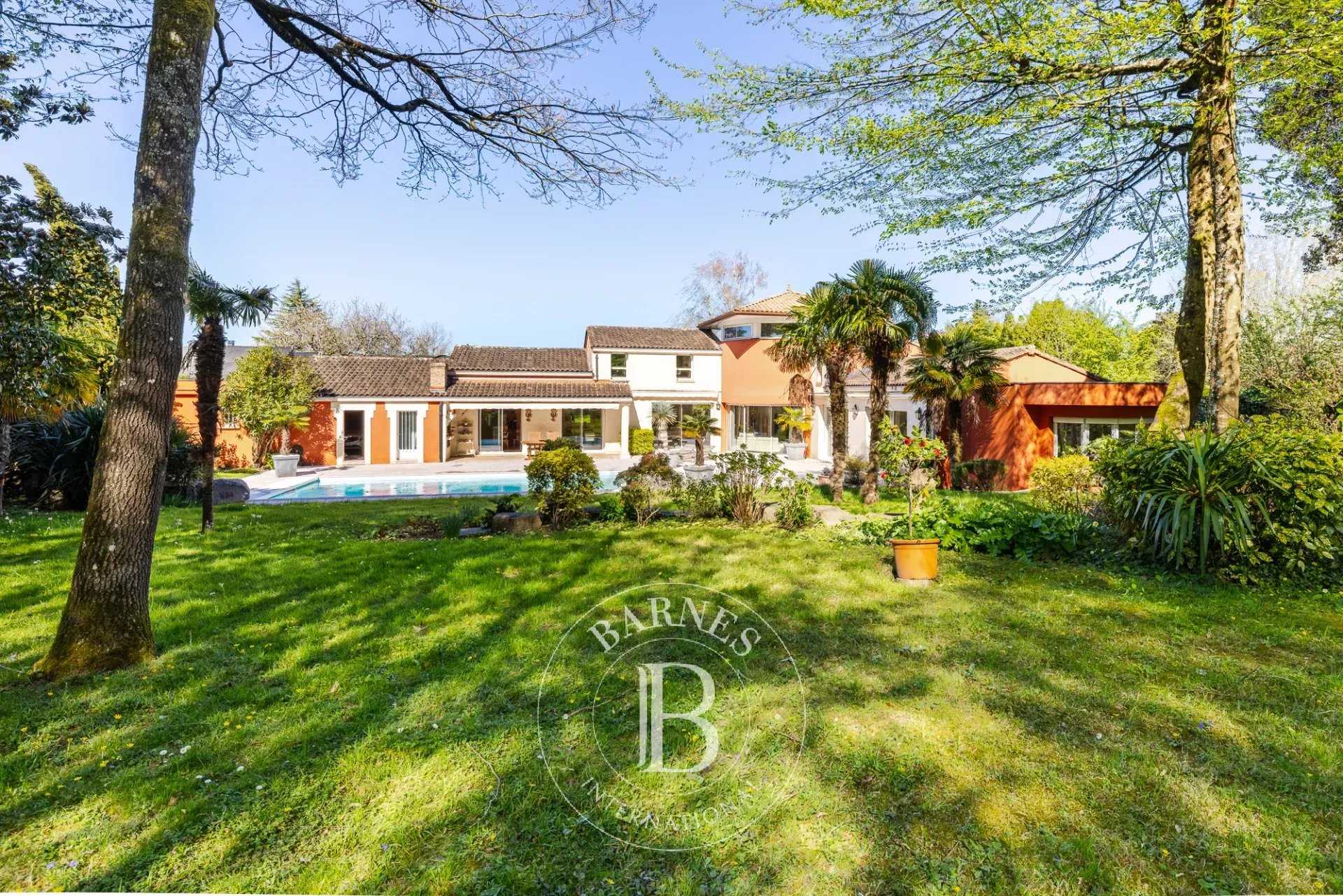 Vertou  - Maison 8 Pi&egrave;ces 5 Chambres