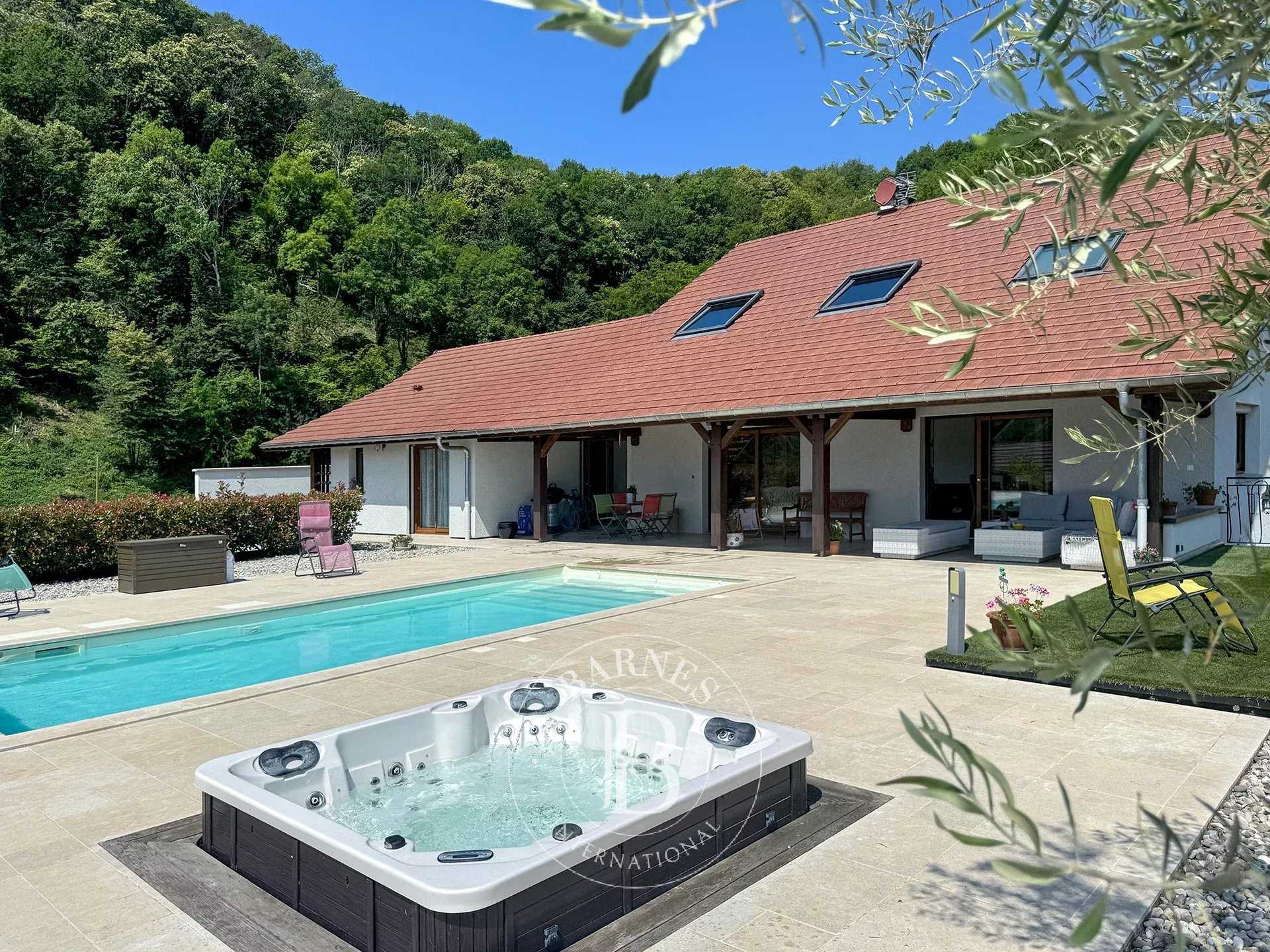 Chanaz  - Maison 9 Pi&egrave;ces 5 Chambres