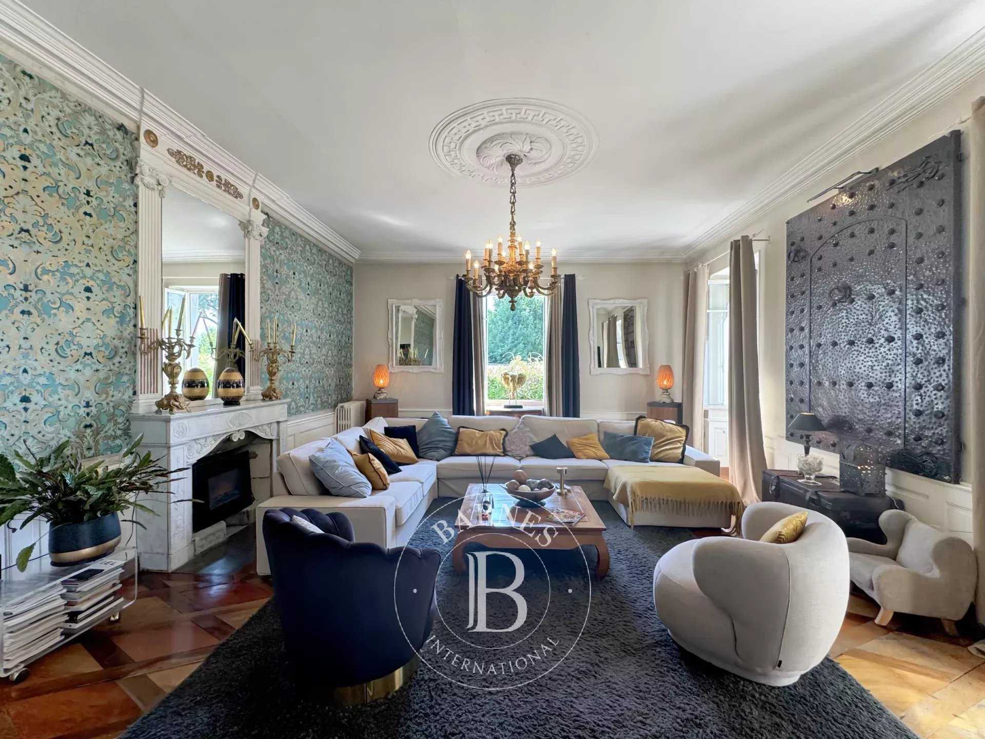 Chambéry  - Propriété 13 Pi&egrave;ces 7 Chambres