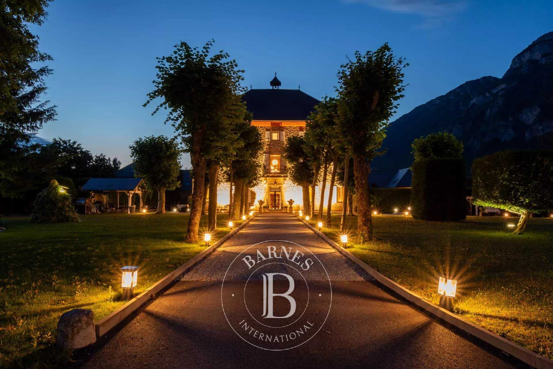 Chambéry  - Propriété 13 Pi&egrave;ces 7 Chambres