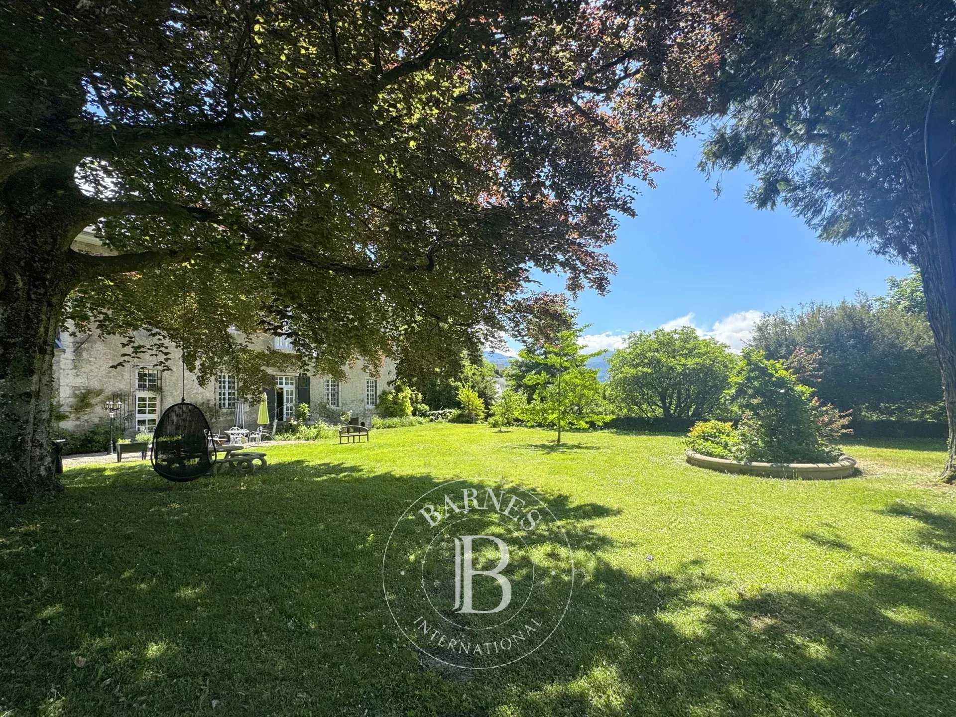 Chambéry  - Propriété 15 Pièces 9 Chambres