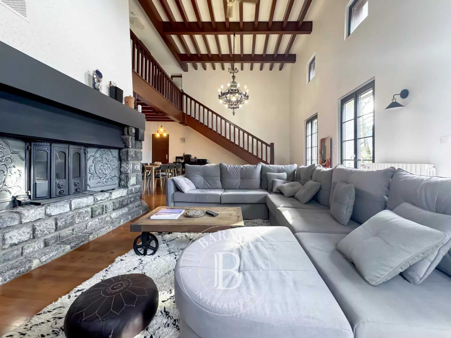 Chambéry  - Maison 9 Pi&egrave;ces 4 Chambres