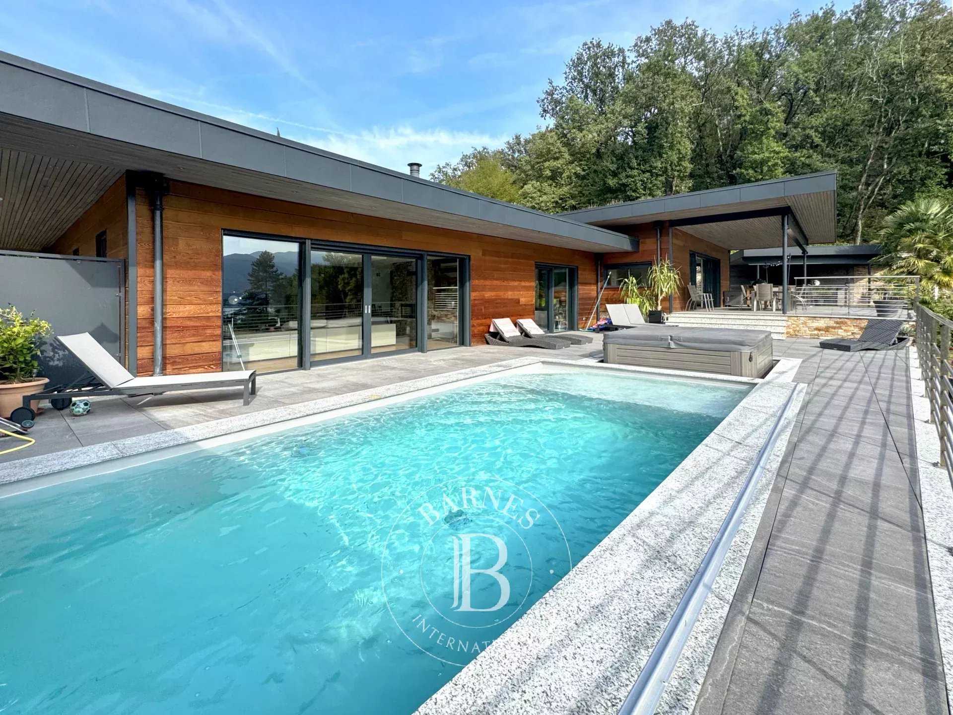 Aix-les-Bains  - Maison 8 Pi&egrave;ces 5 Chambres