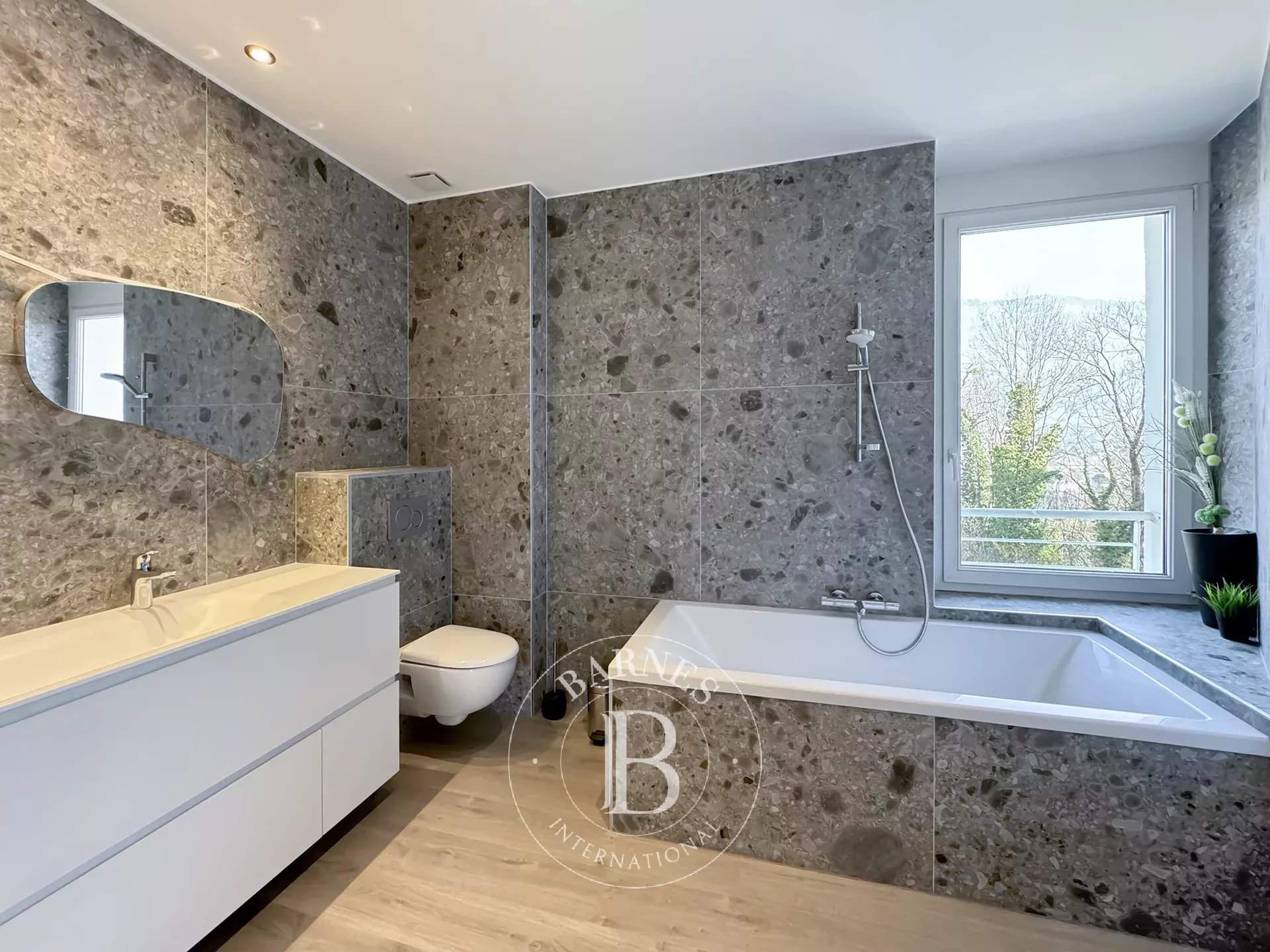 Aix-les-Bains  - Maison 8 Pi&egrave;ces 5 Chambres - picture 12