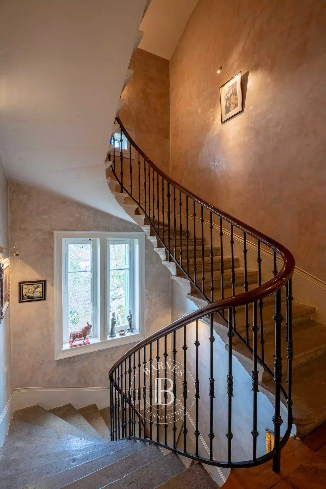 Dommartin  - Propriété 16 Pi&egrave;ces 9 Chambres