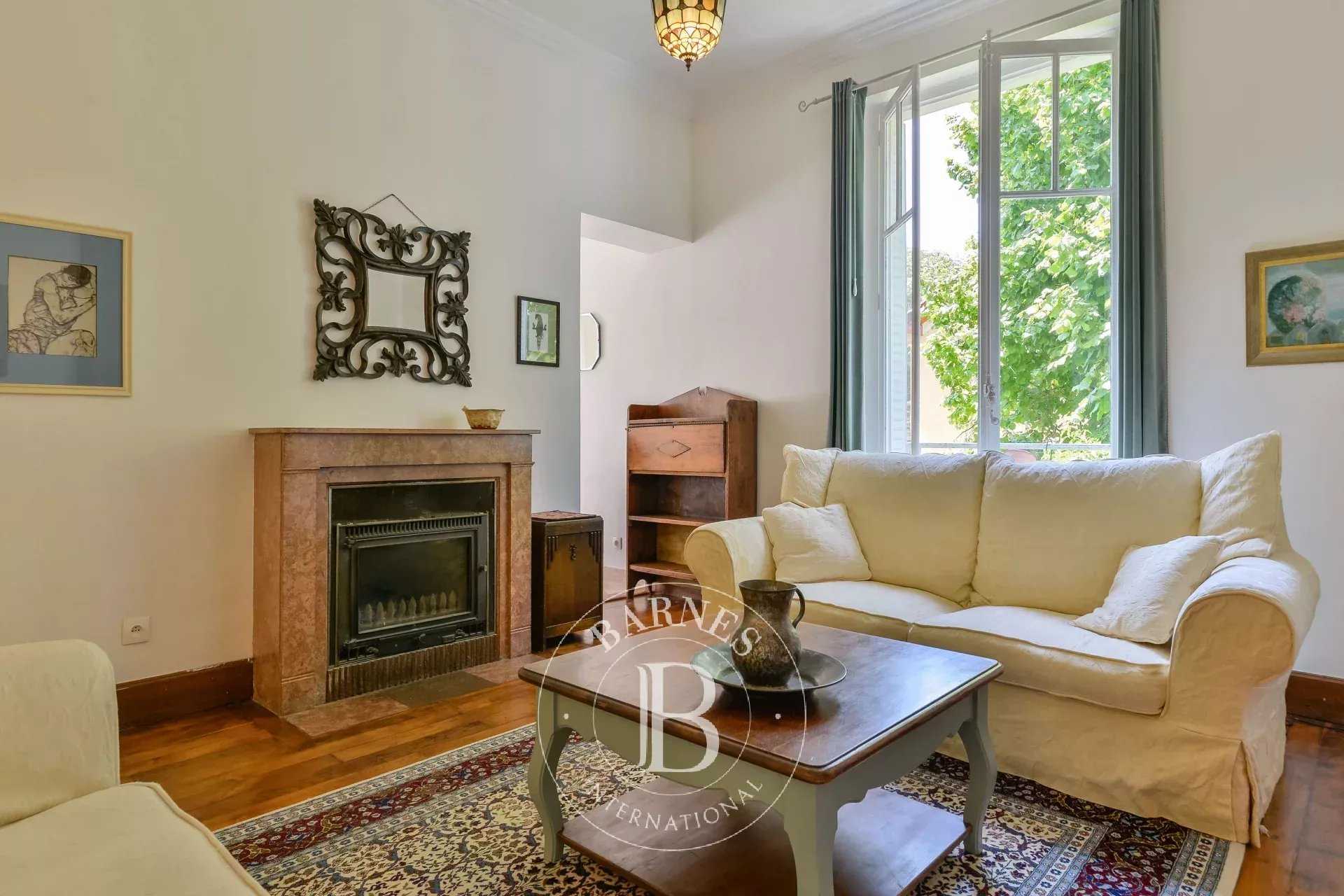 Fleurieu-sur-Saône  - Maison 8 Pi&egrave;ces 6 Chambres